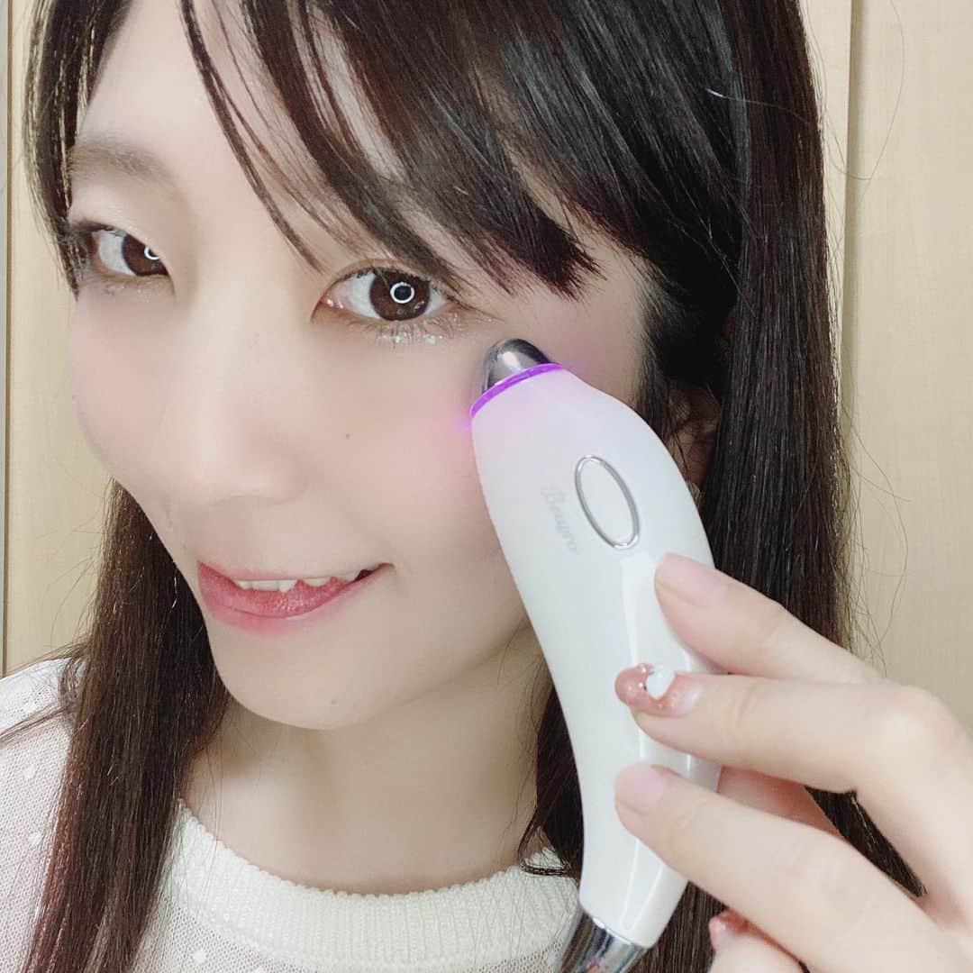 服部彩香さんのインスタグラム写真 - (服部彩香Instagram)「【@taiga_press 】さんの 目元ケアマッサージ⭐️ 温感機能や高速パッティングで 目元のマッサージと美容液や化粧水の浸透をさらに良くしてくれます♪ 乾燥が気になるこれからの季節 プラスワンしてさらに奥まで化粧水を届けていこうっと☃️ . #ビープロ #beapro #目元ケア #クマ取り #アイケア #ほうれい線改善 #むくみ解消 #pr」11月18日 23時58分 - ayasyan1112
