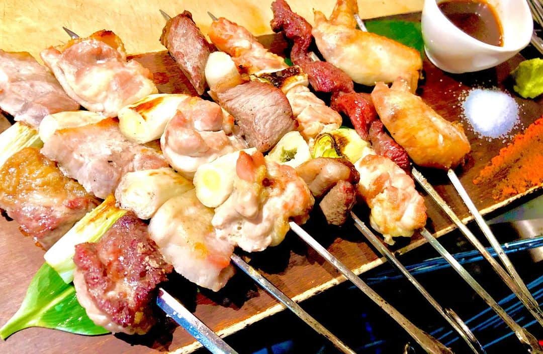 のインスタグラム：「「肉串七種盛り‼️」  いつもご来店頂き、ありがとうございます😊  当店では、「肉串」をオススメさせて頂いてます🎉 ・ハネシタ ・四元豚 ・若鶏 ・セセリ ・手羽先 ・イチボ ・牛タン の7種類です✨  もちろん、「三種盛り」と「五種盛り」もあります❗️  ぜひお越しの際はご賞味ください🎵  #大阪 #堺市 #鳳 #鳳駅 #鳳駅前 #鳳駅前店 #弁慶 #弁慶鳳店 #居酒屋 #個室 #個室居酒屋 #炭火焼き #肉炉端 #肉 #ハッピーアワー #飲み放題 #プレミアムモルツ #こだわり酒場レモンサワー #肉串 #鉄串 #弁慶名物 #名物料理」