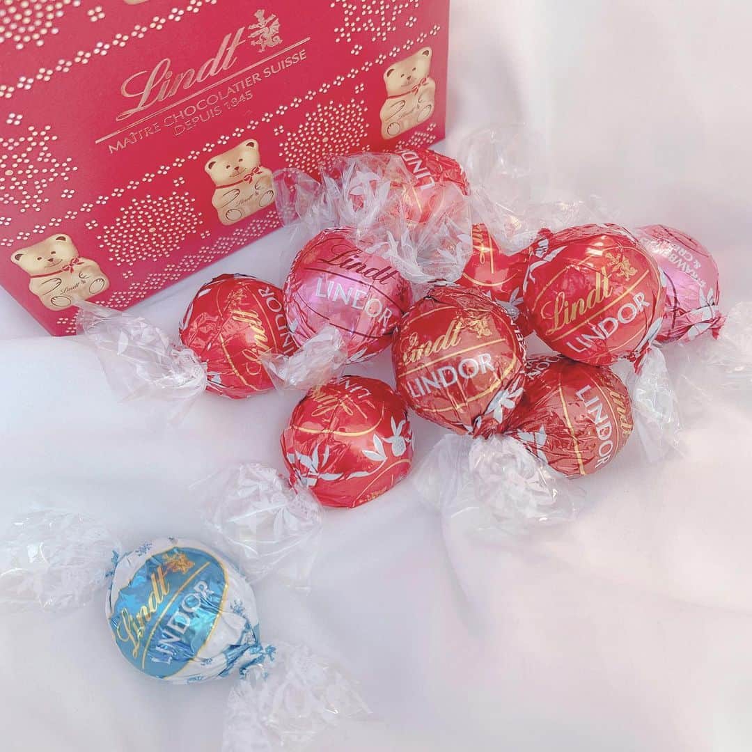 愛内みさのインスタグラム：「大好きなリンツ♡ お菓子もだんだんクリスマス🎅 ・ #リンツ  #リンツチョコレート」