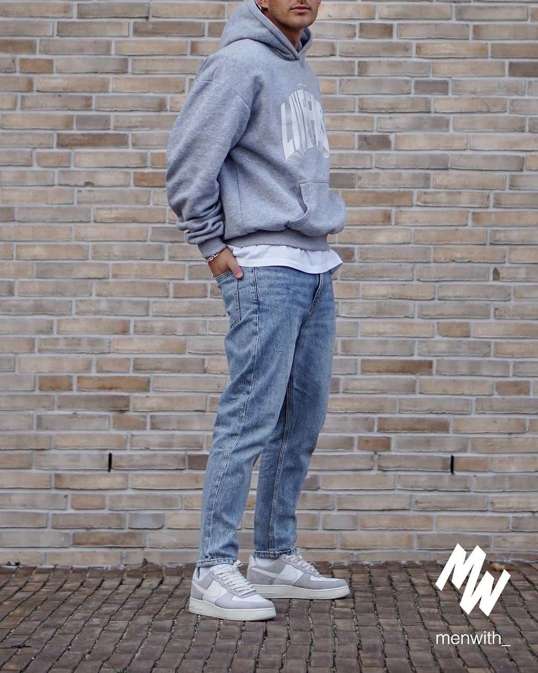 Men Withのインスタグラム：「Very nice photo of our dear friend @iamluca.z_ 👌🏽 #menwithstreetstyle」