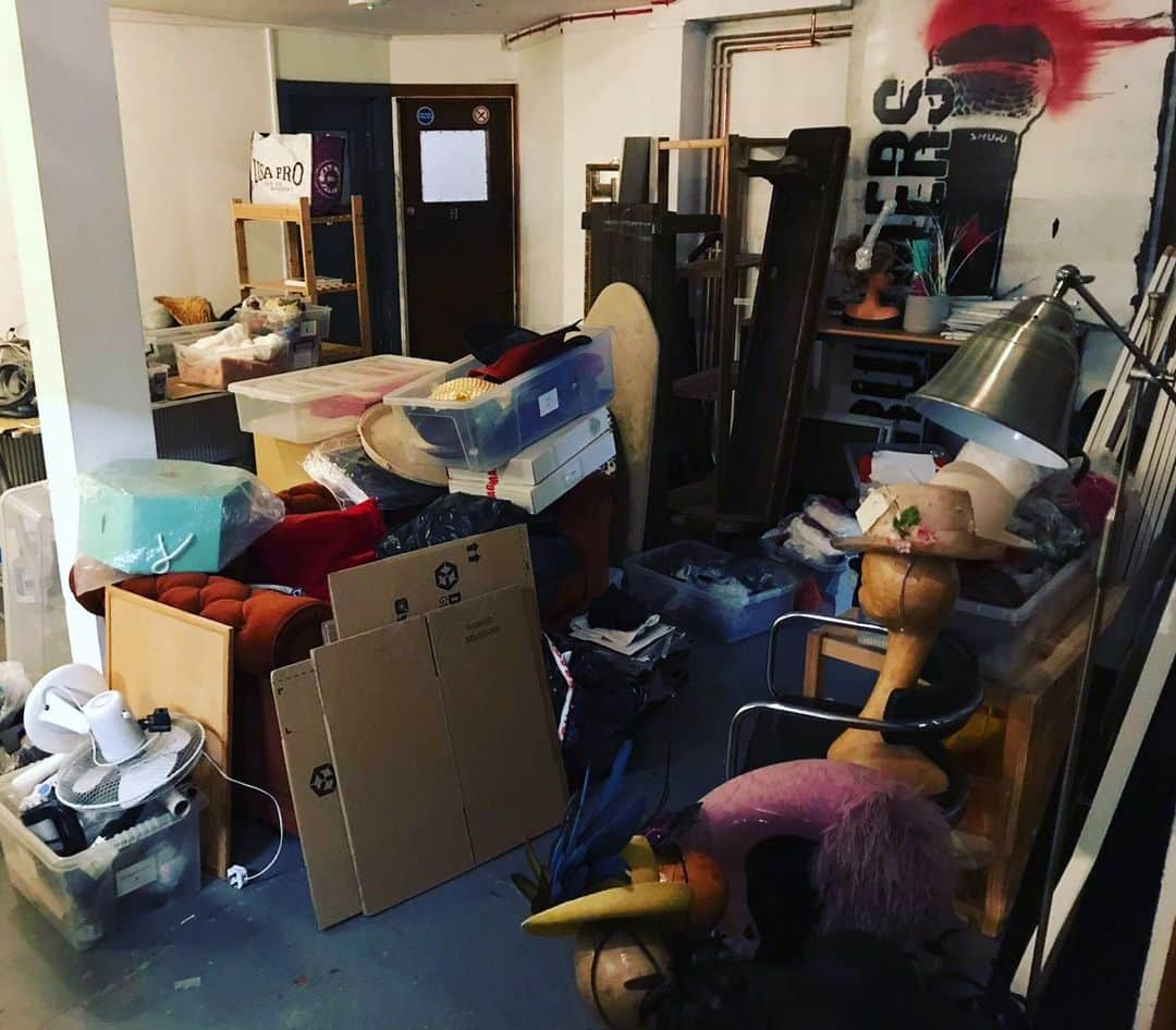 ピアーズアトキンソンさんのインスタグラム写真 - (ピアーズアトキンソンInstagram)「Wow! 📦🎁🛍🎀 We are moving out of our studio, in beloved #tottenham, after a year-long, #biblical siege of #flood 🚽🪠#plague 🦠 #pillage 👤👮‍♂️ and #pestilence 🐭....  We are moving in next door to @zandra_rhodes_ studio and above the @fashiontextilemuseum in a #VIP switch to #LondonBridge 🎀🛍💖💝 #illbeseeingyou !」11月18日 23時54分 - piersatkinson