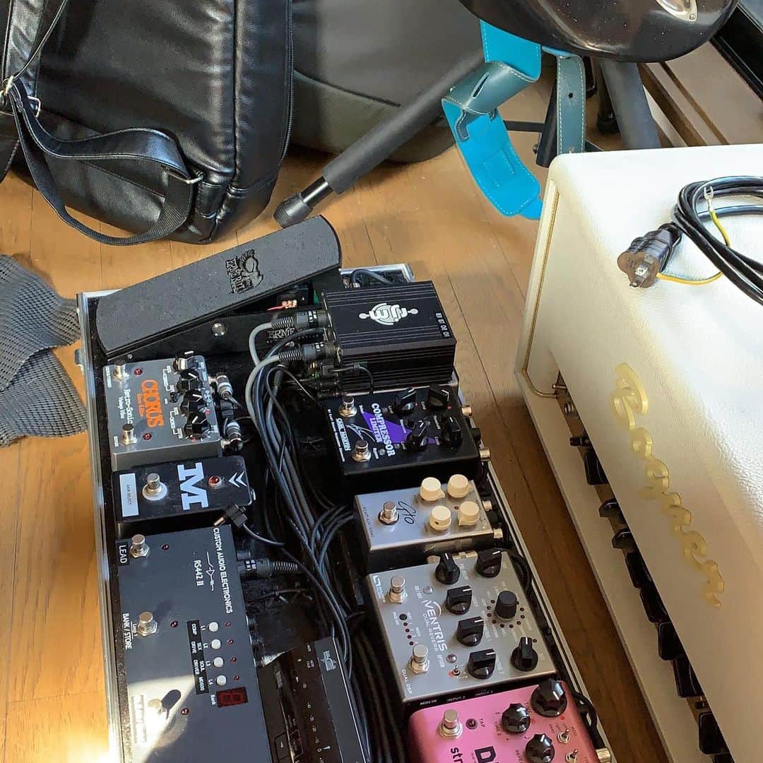 増崎孝司のインスタグラム：「Volume pedal… 高校生の頃からずっと足元に置いていた、1番好きなエフェクターで1番悩む(嫌い？な)エフェクター。無くてはならないと思ってるのは当人だけで、実はそんなに大切なパートナーじゃないのかも⁉️って気もしてきたVolume pedal。 外せるのか？清水の舞台から飛び降りれるのか？ 取り敢えず、腰が痛くなりました(涙)」
