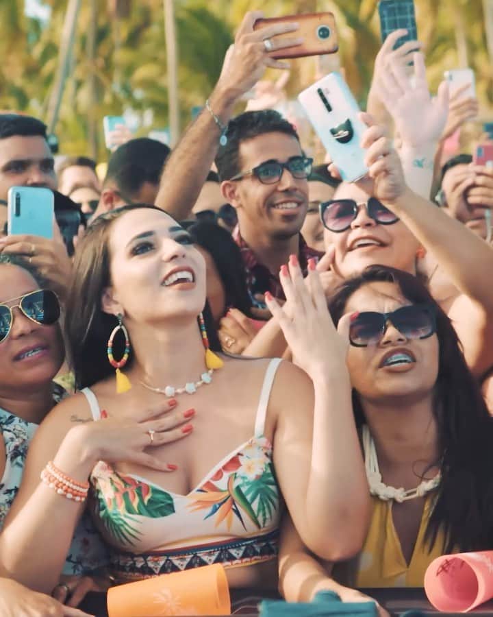 Sorriso Marotoのインスタグラム：「A gente começa e vocês soltam a voz aí do outro lado, tá bom?! 😁 #PoucoAPouco ganhou uma nova versão no A.M.A. e vocês conferem no nosso canal no YouTube, corre lá pra ver!」