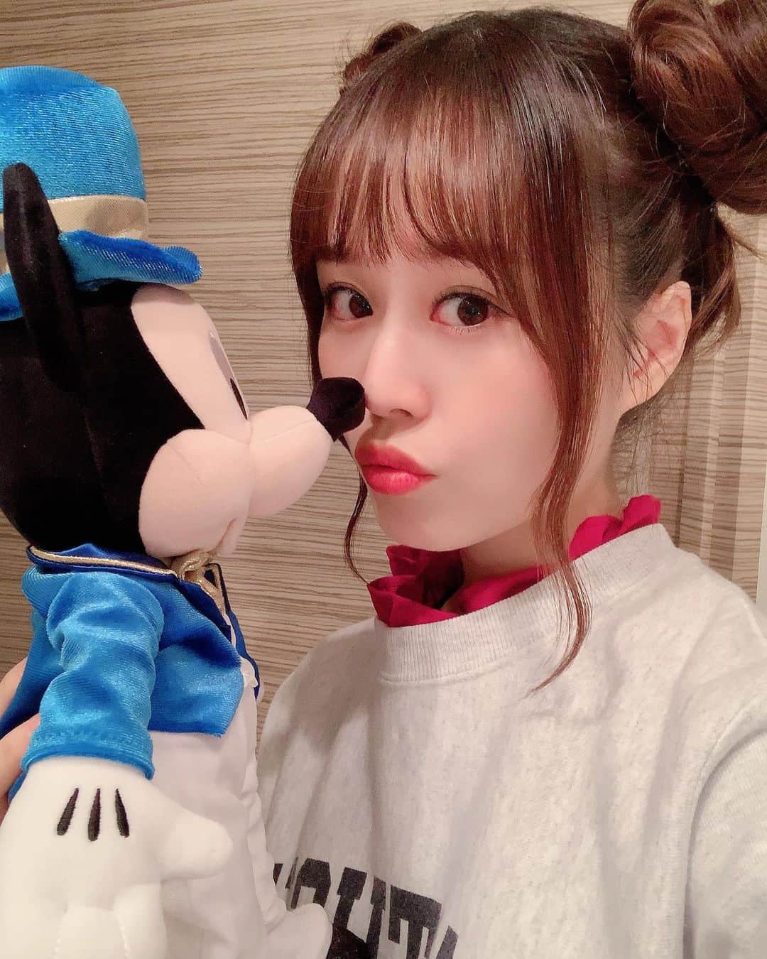 日岡なつみのインスタグラム：「ミッキー誕生日おめでとう🥰 一緒に写真撮りたくて、この髪のまま帰ってきた！笑」