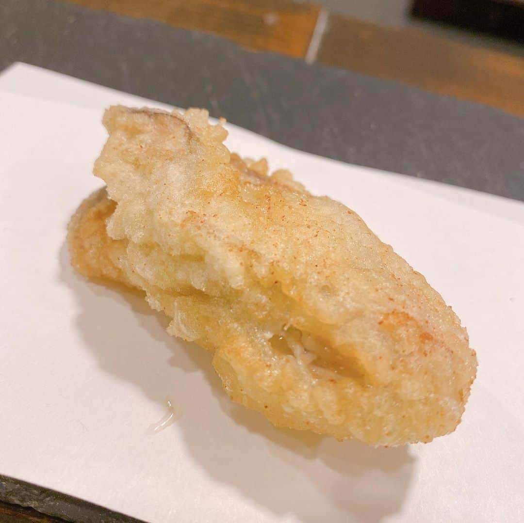 大崎初音さんのインスタグラム写真 - (大崎初音Instagram)「． 下落合にある #ばば天 さん🍤 ． エビが食べられないので 天ぷら屋さんにはなかなか足が向かないのですが 大好きな#まんま新宿本店 の大将が「ここのお茶ハイは美味いよ！天ぷらももちろん美味いよ！」と教えてくださったので、行ってみました😋 ． さいっっっっこうに美味しかった〜！！ 天ぷらのメニューがたくさんあり、好きなものを１つずつ注文できます。 ． 揚げたての天ぷらは美味しいですな〜♡ ・パクチー ・牡蠣 ・鶏ササミ ・椎茸肉詰め ・アスパラパルミジャーノ ・ハモ ． そしてお茶ハイ😍😍 その場で煮出してお茶ハイを作ってくれます。 お茶の種類もたくさんあって迷ってしまう( ´艸｀) 私はウコン茶ハイとマテ茶ハイがお気に入りです♡ ． #下落合  #下落合グルメ  #天ぷら  #パクチー天  #ウコン茶ハイ  #マテ茶ハイ  #次は白烏龍茶ハイを飲みたいな」11月19日 0時02分 - hatsune_ohsaki