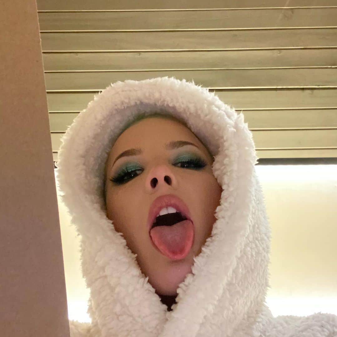 Halseyのインスタグラム：「use your turn signal.」