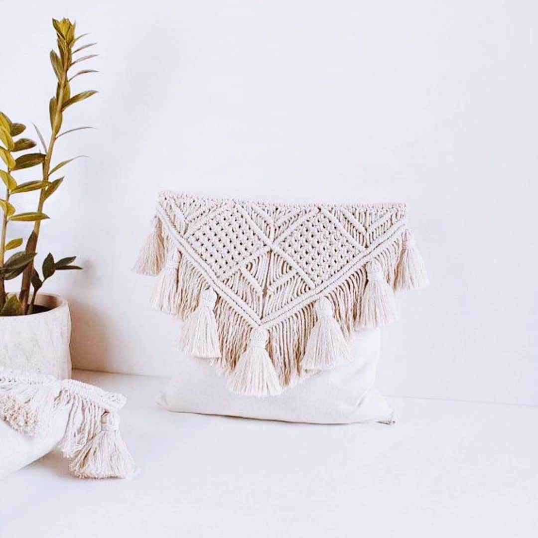 チップ＆ペッパーさんのインスタグラム写真 - (チップ＆ペッパーInstagram)「A personal favorite this season 🍁; This handmade Macrame Pillow with Tassel. . . . . . . . . . #interior #tassel #pillows #apartmenttherapy #cushions #interior4all #pillowcase #woodenhouse #interior123 #interior4inspo #interior_delux #interiordesign #myinterior #bohostyle #falldecor #cotton #handmade #ecofriendly #scandinavian #mynordicroom #bohemian #natural #stylraven #farmhouse #minimalisticstyle」11月19日 0時10分 - sarafernstrom_