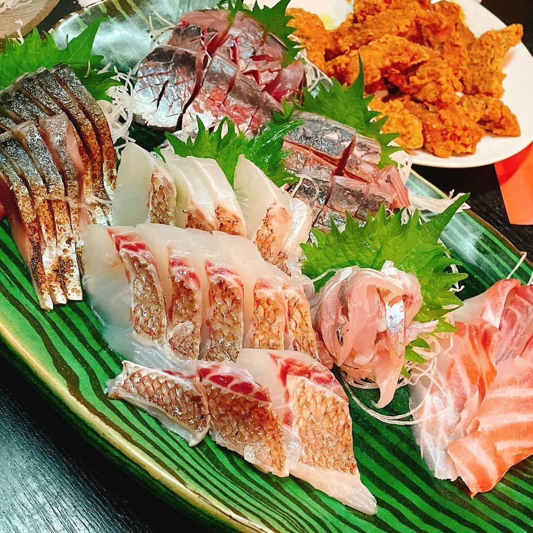 大崎初音さんのインスタグラム写真 - (大崎初音Instagram)「． 先日 #まんま新宿本店 の大将が 「イカ釣ったから食べにおいでー！」 と言ってくださったので、娘と一緒に行ってきました！ ． 透明なイカ🦑美味しかった〜😆 画像でわかるこの透明感✨ ． これまで鯛があまり得意ではなかったのですが、この日に食べた鯛はとーーーっても美味しくて、鯛好きになってしまいました☺️ 釣ってくれた人の顔が見えるって、最高の調味料ですね✨ ． 実は私、この日が人生で初めての#鯛しゃぶ 🐟✨ そして２歳になったばかりの娘も鯛しゃぶデビュー🤣けしからんー！！美味しかったようでモリモリ食べていました😋 ． そして鯖の唐揚げがすーーっごく美味しくて、目の前にあると全部食べてしまいそうだったので、お皿を避難させました🤣🤣 ． お馴染みの無限白菜も大盛りで😆💕 ． ． 皆さんが釣ったお魚を食べるだけの人だったのに、娘共々歓迎してくださって感謝感謝です☺️✨ ． いつか娘も連れて釣りに行きたいなぁ🐟🐟🐟 ． ． #まんまグラム  #イカが透明  #鯛しゃぶ  #鯖の唐揚げ #無限白菜」11月19日 0時14分 - hatsune_ohsaki