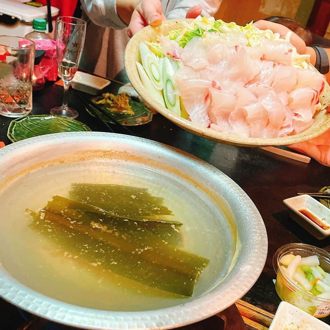 大崎初音さんのインスタグラム写真 - (大崎初音Instagram)「． 先日 #まんま新宿本店 の大将が 「イカ釣ったから食べにおいでー！」 と言ってくださったので、娘と一緒に行ってきました！ ． 透明なイカ🦑美味しかった〜😆 画像でわかるこの透明感✨ ． これまで鯛があまり得意ではなかったのですが、この日に食べた鯛はとーーーっても美味しくて、鯛好きになってしまいました☺️ 釣ってくれた人の顔が見えるって、最高の調味料ですね✨ ． 実は私、この日が人生で初めての#鯛しゃぶ 🐟✨ そして２歳になったばかりの娘も鯛しゃぶデビュー🤣けしからんー！！美味しかったようでモリモリ食べていました😋 ． そして鯖の唐揚げがすーーっごく美味しくて、目の前にあると全部食べてしまいそうだったので、お皿を避難させました🤣🤣 ． お馴染みの無限白菜も大盛りで😆💕 ． ． 皆さんが釣ったお魚を食べるだけの人だったのに、娘共々歓迎してくださって感謝感謝です☺️✨ ． いつか娘も連れて釣りに行きたいなぁ🐟🐟🐟 ． ． #まんまグラム  #イカが透明  #鯛しゃぶ  #鯖の唐揚げ #無限白菜」11月19日 0時14分 - hatsune_ohsaki