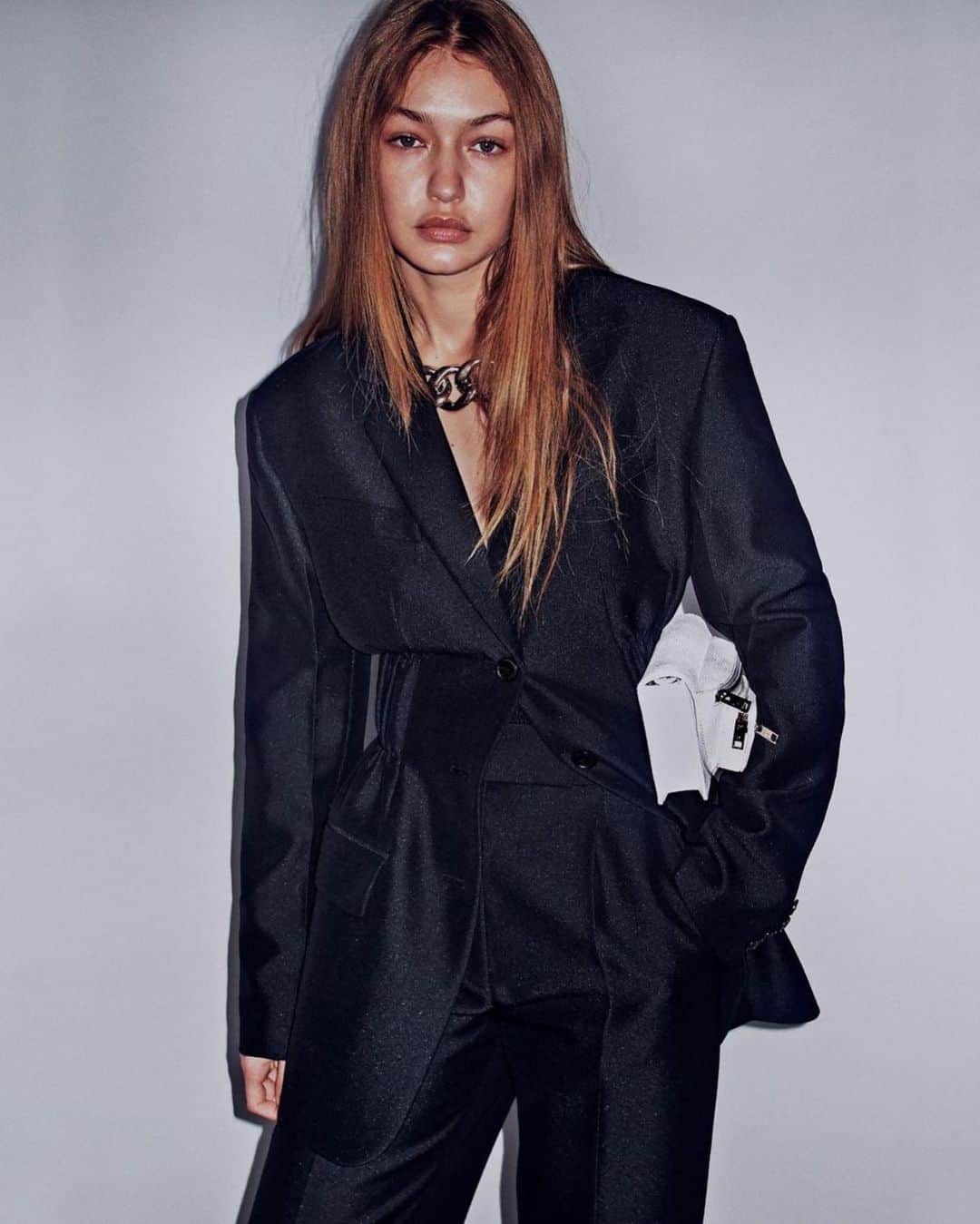 ジジ・ハディッドのインスタグラム：「WANGGANG GI THANG @alexanderwangny aw20 by the great @stevenkleinstudio 💡 honored, @alexwangny !!」