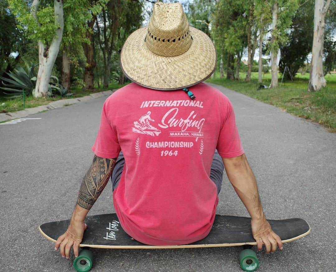 マリブシャツのインスタグラム：「Our shops at Front St. and Haleiwa Store Lots are now open at limited hours! HSL: Tues, and Thurs-Sun 10:30am-6pm. FS: Tues-Wed 12-6pm, Thurs-Fri 11am-6:30pm, Sat 11am-6pm, Sun 12-6pm. Come stop by! 🤙🏼 📸: @j4s___j4s____」