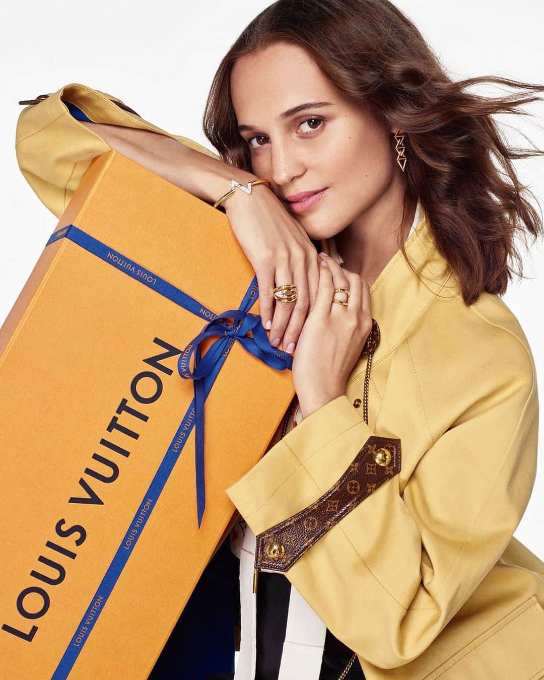 アリシア・ヴィキャンデルのインスタグラム：「Alicia in @louisvuitton’s latest holiday campaign.」