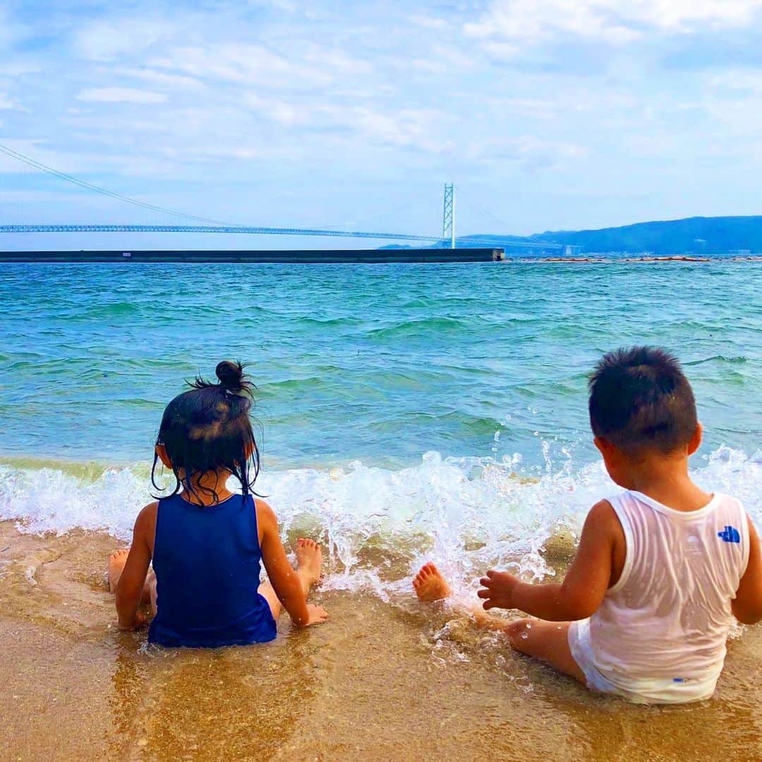 平山美香のインスタグラム：「2020 夏の思い出 神戸は海が近く、子供達も大好きなのでチラッと連れて行ったり、お家や親戚のお庭でプール遊びしたり、淡路島やカブトムシ捕りや鮎掴み取りしたり、ポニーに乗ったり、自然を思う存分に楽しんだ夏でした❣️ 愛犬達とのドライブも喜んでました❣️ #2020夏 #海 #プール #淡路島 #かぶとむし #あゆ掴み取り #乗馬 #愛犬」