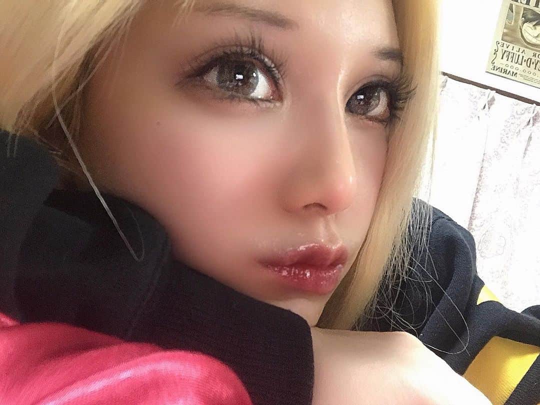 侑季美怜のインスタグラム：「せっかく髪色変えたのにヘルペスできて外出れないぴえん🥺  薬買い行ったら薬剤師いなくて買えなかったから口角炎用の薬塗りまくっといた💋  ヘルペス見て不快に思った人ごめんなさい🙏  家で暇過ぎて。。。  あと 後ろにルフィーいるよ♫」