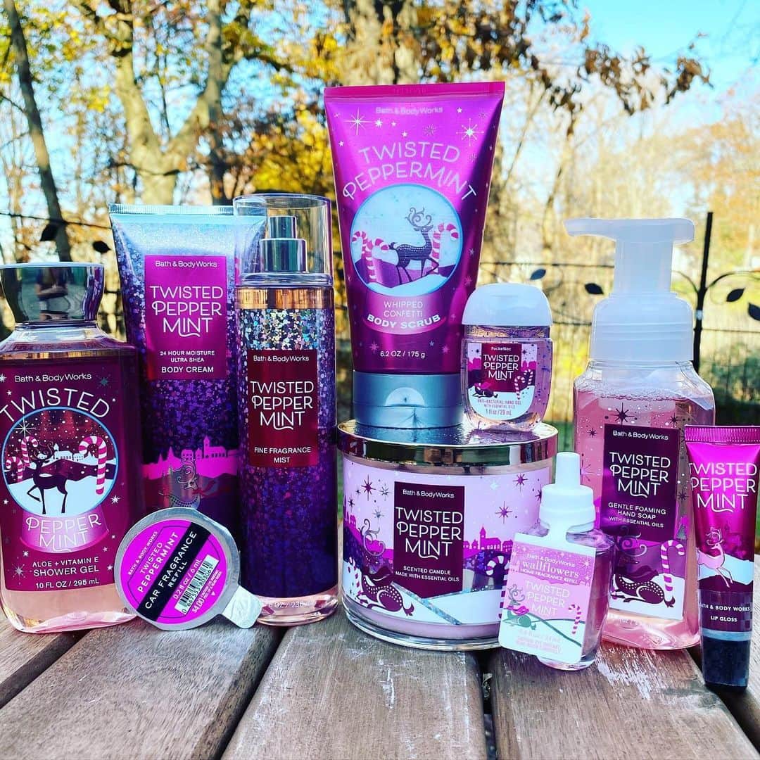 Bath & Body Worksさんのインスタグラム写真 - (Bath & Body WorksInstagram)「It isn't Christmas without Twisted Peppermint! Leave a 💞 if you agree!」11月19日 0時30分 - bathandbodyworks