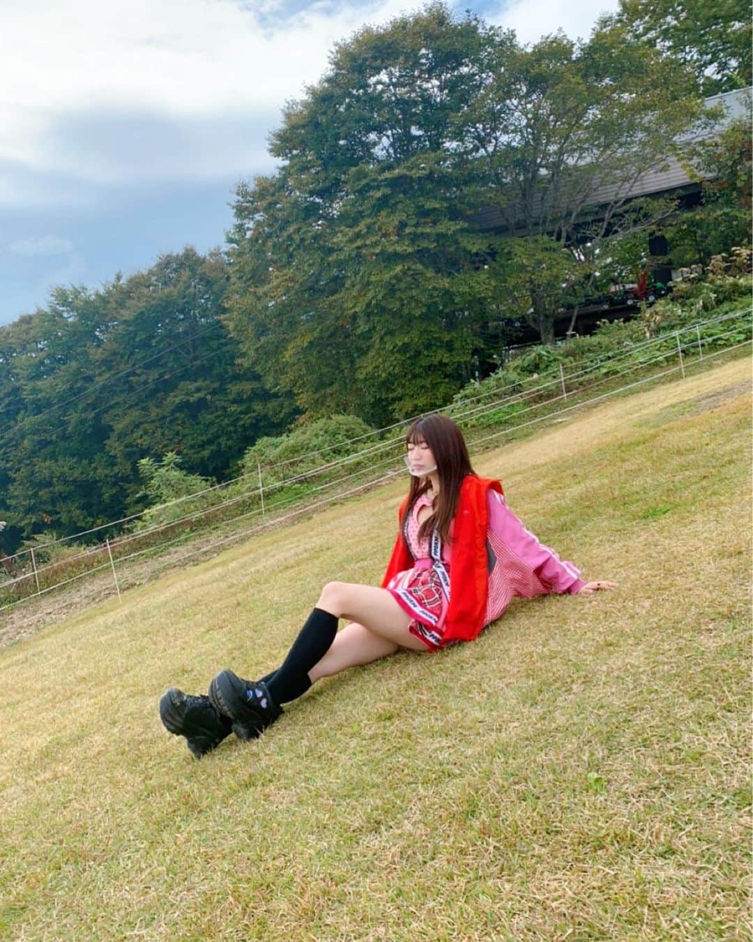 ぱいぱいでか美のインスタグラム：「白馬の写真実はまだある ꙳ #hakubamountainharbor #白馬村 #ヤッホーフェス #白馬ノ音 ꙳ 先月レポーター兼配信番組MCとして 参加させてもらった白馬ノ音！ M-ON!『ZOOM UP!』内の冠コーナーで そちらの様子をお届けしておりますが今回は第二弾です〜 というわけでそれに合わせて タイムラグあるけど白馬の思い出三日目❤︎❤︎❤︎ とにかく自然が豊かで三日とも癒されたなぁ。 山の天気なので、この日の朝は雨が降ってたんだけど 収録&生配信が始まるとピタッと止んでくれて最高でした！ 芝生の上にゴロンとするなんていつぶりだっただろう〜 アルペンさんのブースではアイテムを身につけさせてもらったりもしました✌︎ 放送では出演アーティストさんへのインタビューの様子や イベントの模様も流れますのでぜひ！」