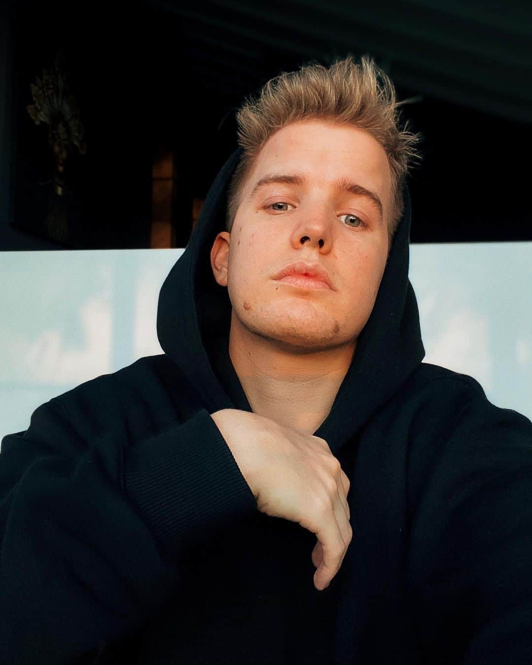 Kayefのインスタグラム：「Selfie Melfie - NEUER SONG #BETON AM FREITAG! Seid ihr ready? ❤️🔥」