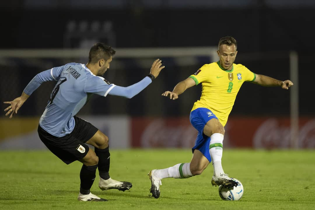 サッカー ブラジル代表チームさんのインスタグラム写真 - (サッカー ブラジル代表チームInstagram)「O primeiro gol a gente nunca esquece! Arthur balançou as redes contra o Uruguai e falou sobre a importância de marcar com a Amarelinha: ⠀ "O gol foi bom para consolidar a minha atuação e ajudar o nosso time. O professor Tite está sempre de olho em todo mundo", disse Arthur. ⠀ Foto: @lucasfigfoto / CBF」11月19日 0時36分 - cbf_futebol