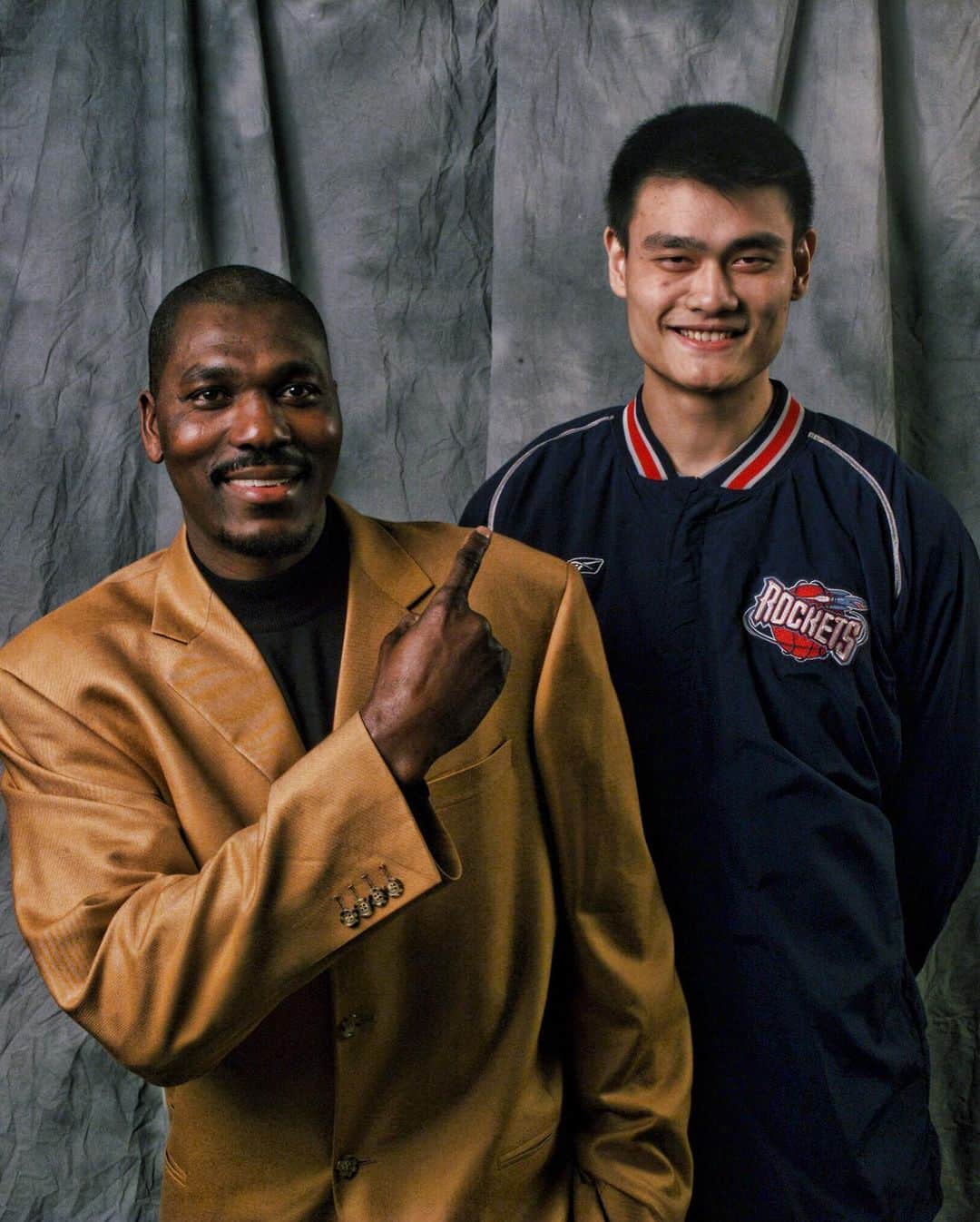 ヒューストン・ロケッツさんのインスタグラム写真 - (ヒューストン・ロケッツInstagram)「🚀 Legendary Draft Picks 🏀 Hakeem x Yao #NBADraft」11月19日 0時37分 - houstonrockets