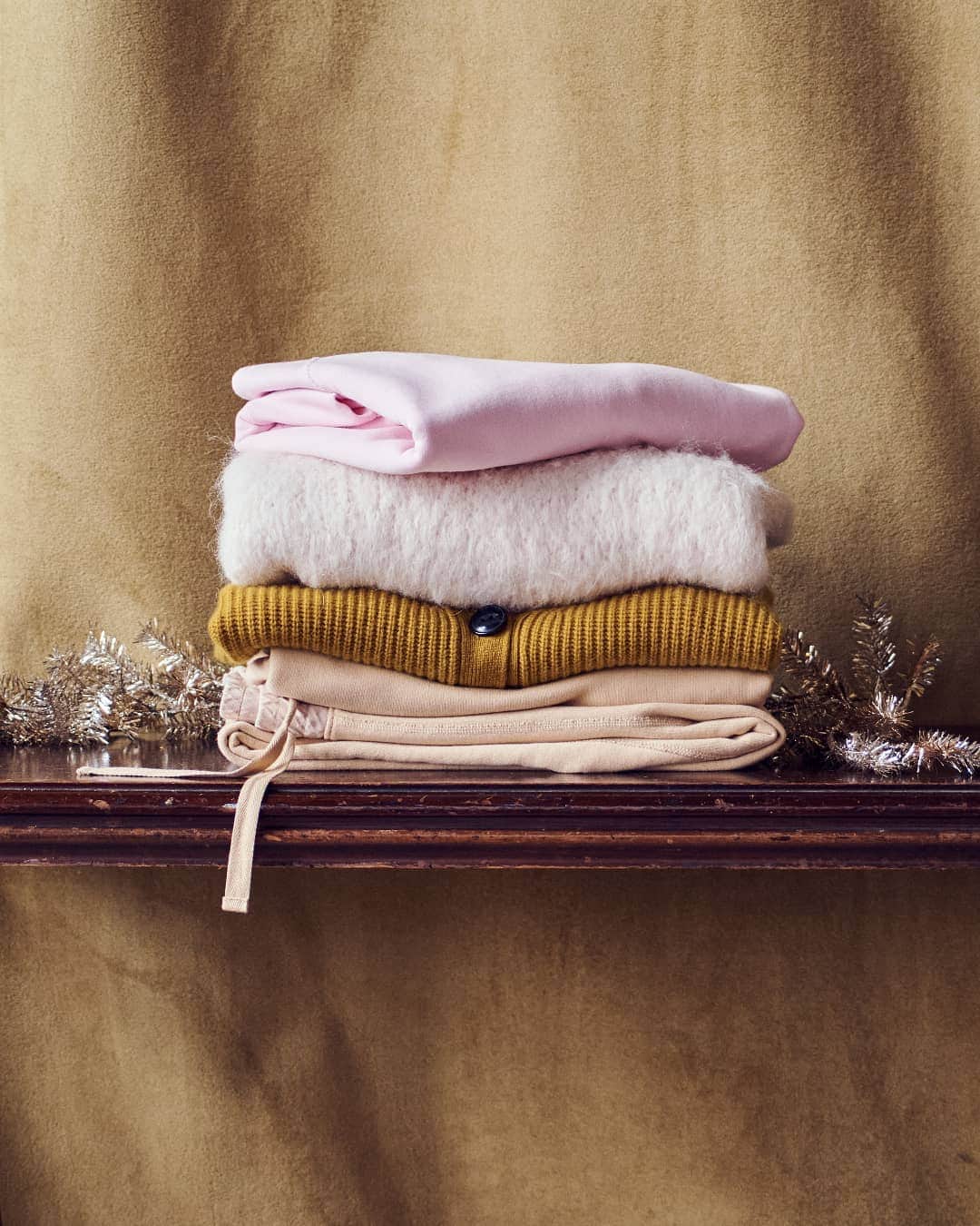 ラグ&ボーンのインスタグラム：「Stack up on soft and cozy gifts this season for the warmest people in your life. Shop our holiday gift guide online now.」
