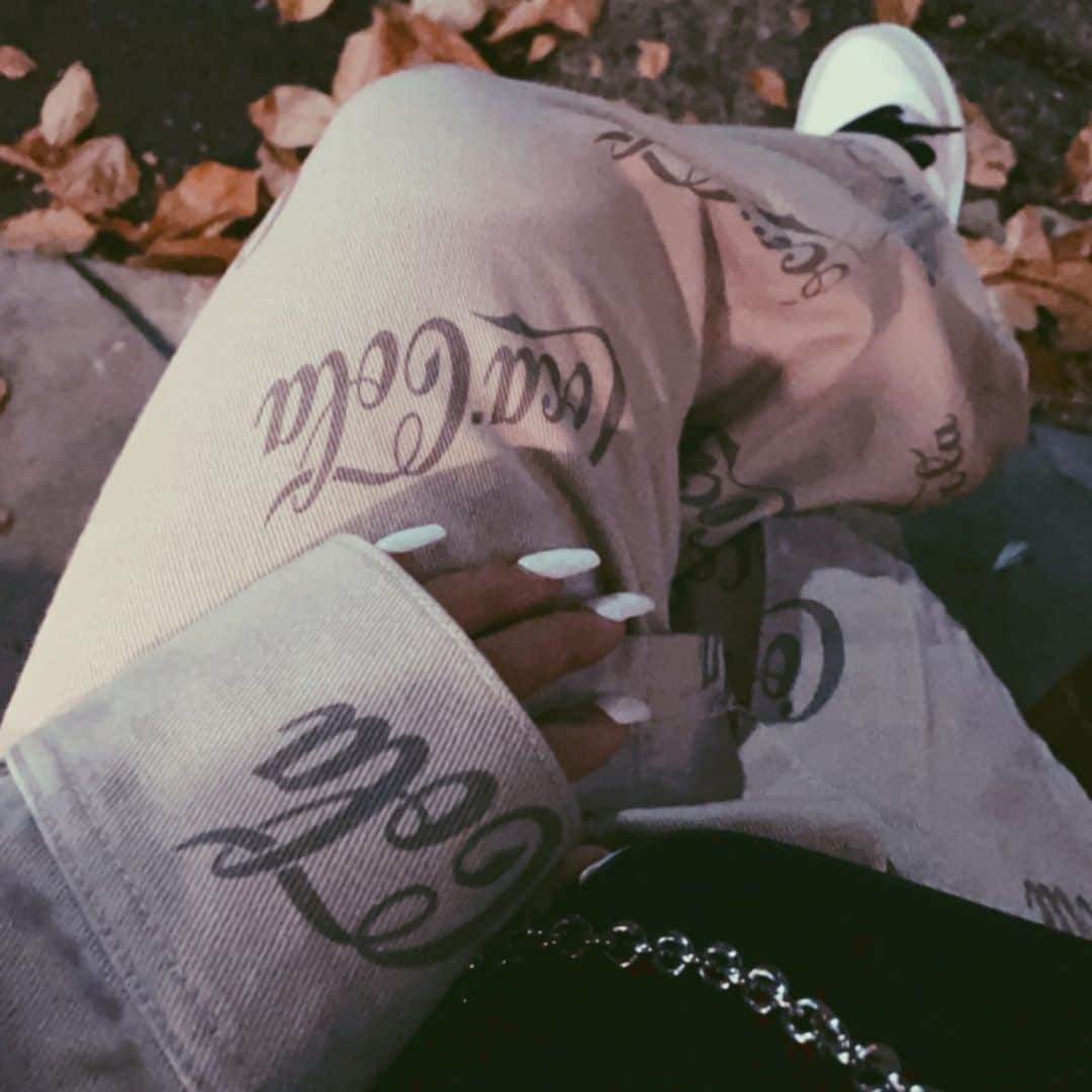 のインスタグラム：「Gray and White✨.」
