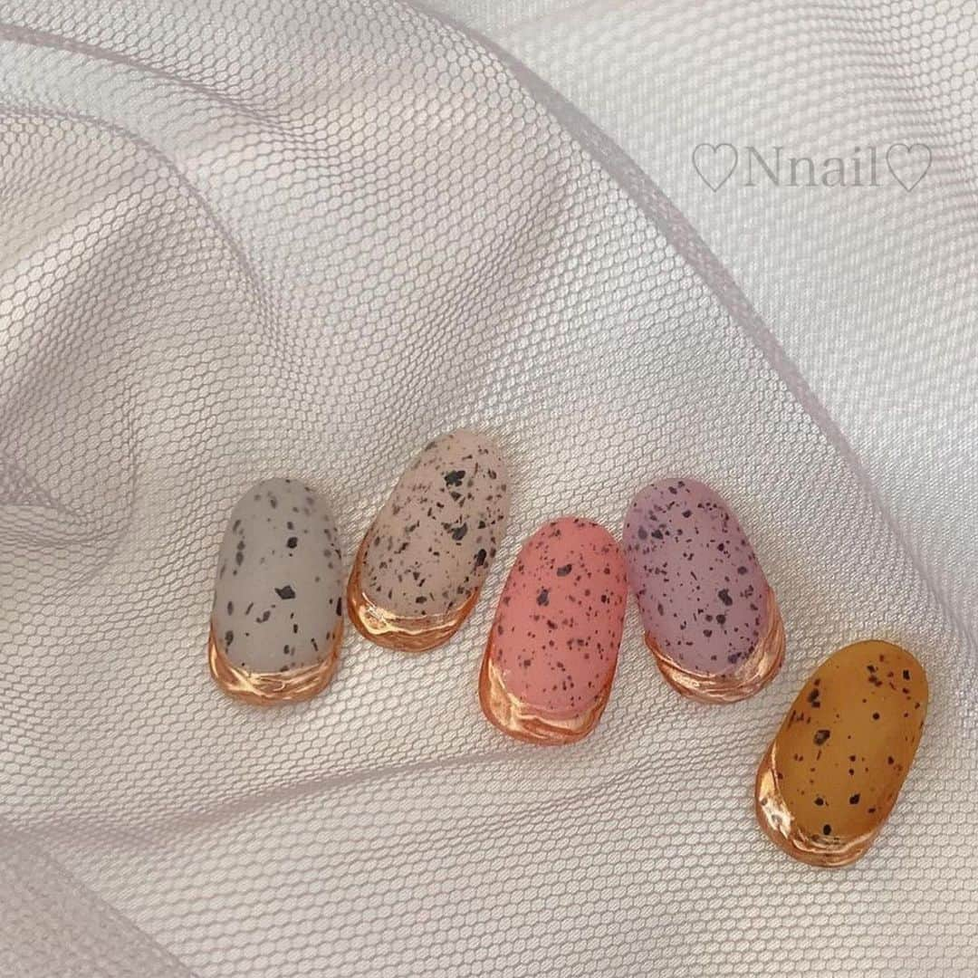 Icegel Nailさんのインスタグラム写真 - (Icegel NailInstagram)「#아이스젤 #달마시안젤 🐾🐾 캬아~~ 달달해! 사랑스럽네요🤩  Repost @nnail_n ・・・ * * ダルメシアンジェル🤍 * ５色あります✨ * * - - - - - - - - - - - - - - - - - - - - 💅🏻#Nnail 💌お問い合せ💌 ☞カカオトーク:minmin0101 * 🚩ご予約お待ちしております🙋‍♀️💕 * #ネイルサロン#韓国ネイルサロン#ネイル#ネイルアート#ジェルネイル#ネイルデザイン#大人可愛いネイル#秋ネイル#おしゃれネイル#ニュアンスネイル#うねうねネイル#シンプルネイル#ちぐはぐネイル#ダルメシアンネイル#ミラーネイル#ダルメシアンジェル#オーロラネイル#ネイルサンプル#nail#korea#seoul#인스타네일#젤네일#일본네일#韓国留学#ネイリスト#日本人ネイリスト」11月19日 0時45分 - icegelnail