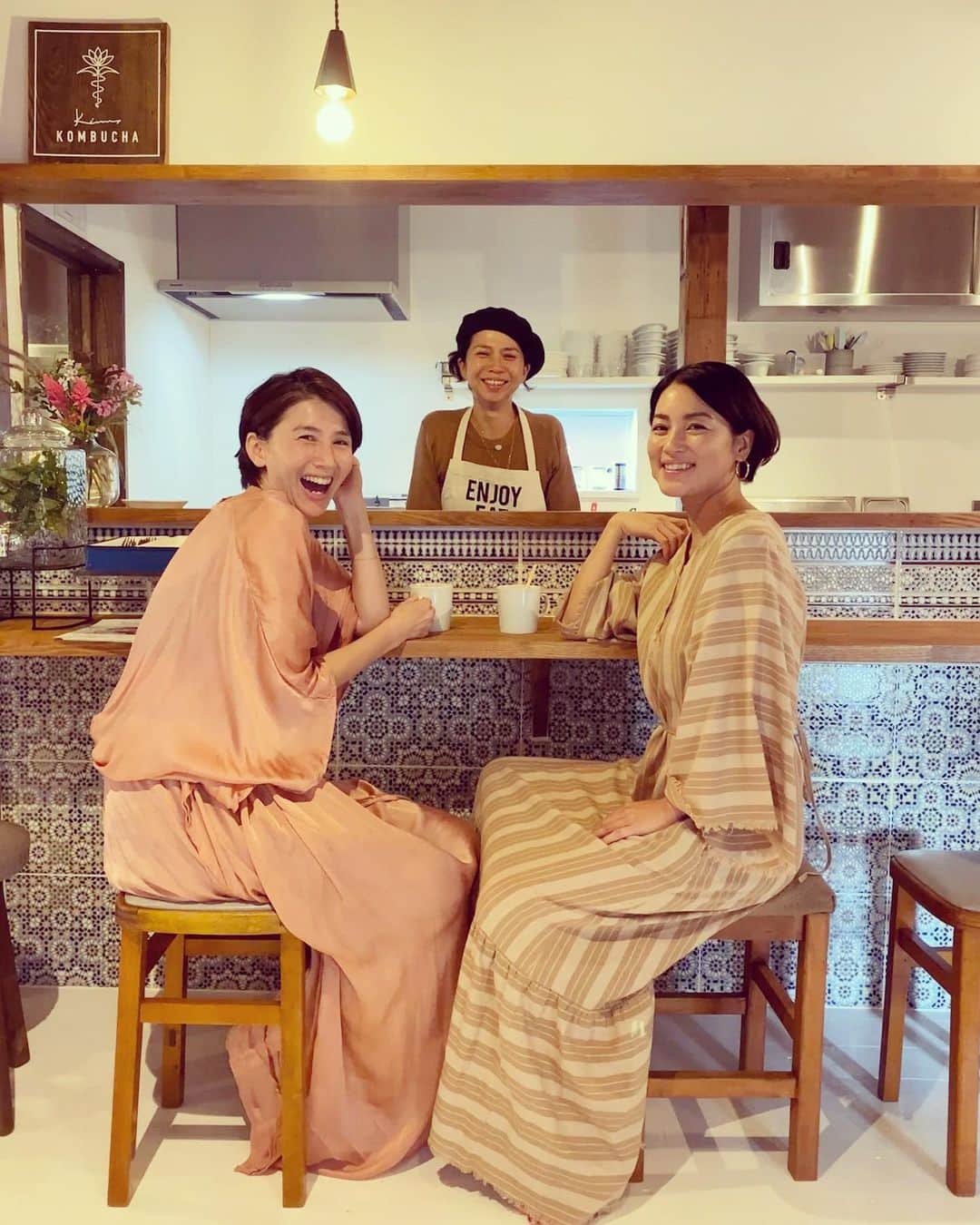 桃生亜希子のインスタグラム：「12/10(木) 10:00-12:00 桃生亜希子×HEALTHISTAs tea session . .  HEALTHISTAs tea sessionでは、葉山のミューズ 桃生亜希子さんと共に、2020年12月22日から始まる新しい風の時代を軽やかに生きる秘訣を、毎月お茶会でシェアします。 .  お茶会では、eatYOGAオーナーのMikko特製ドリンクをご用意。 .  ココロとカラダが喜ぶセッション。 第一回は、一粒万倍日にあたる12月10日に開催致します。    テーマは【2020の私、2021の私。】 簡単なワークを通じて、楽しい体験など良いイメージは強く残し、うまくいかなかったことは「学びの体験」に変えて記憶しましょう。 . 参加費は3000円 お申し込みは、　@shonanhealthista  DMまで📩 . .  Life-view awakening...皆さまの人生が、より一層輝きますように...」