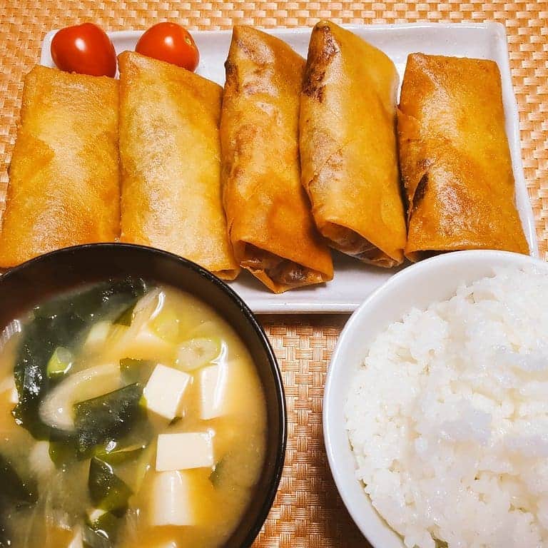 塩原康孝のインスタグラム：「キムチ春巻き  #料理記録  #料理男子」