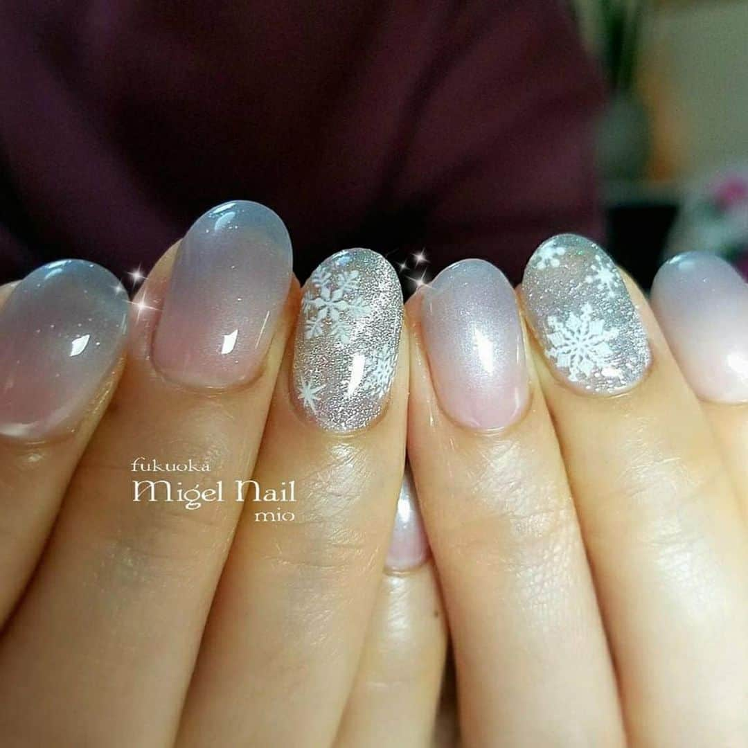 Icegel Nailさんのインスタグラム写真 - (Icegel NailInstagram)「#아이스젤 #갓광네일 과 눈꽃아트는 너무 잘 어울리는 거 같아요~~ 렛잇고~ 렛잇고~~ 🤣🤣❄️❄️  Repost @migel.nail ・・・ ✴ スノーフレーク❄️✴  #スノーフレークネイル #スノーフレーク #雪の結晶ネイル #クリスマスネイルデザイン #クリスマスネイル#冬ネイル #福岡ネイルサロン #福岡市早良区ネイルサロン #室見ネイルサロン #グラデーションネイル #gelnails #上品ネイル #ネイルデザイン #ネイルアート #nailart #nails #ラメネイル #ミジェルネイル #キラキラネイル #パーティーネイル  #ジェルデザイン #ジェルアート paragel #パラジェル #パラジェル福岡 #福岡パラジェル #snowflakenails #snowcrystalnail #snowflake」11月19日 0時59分 - icegelnail