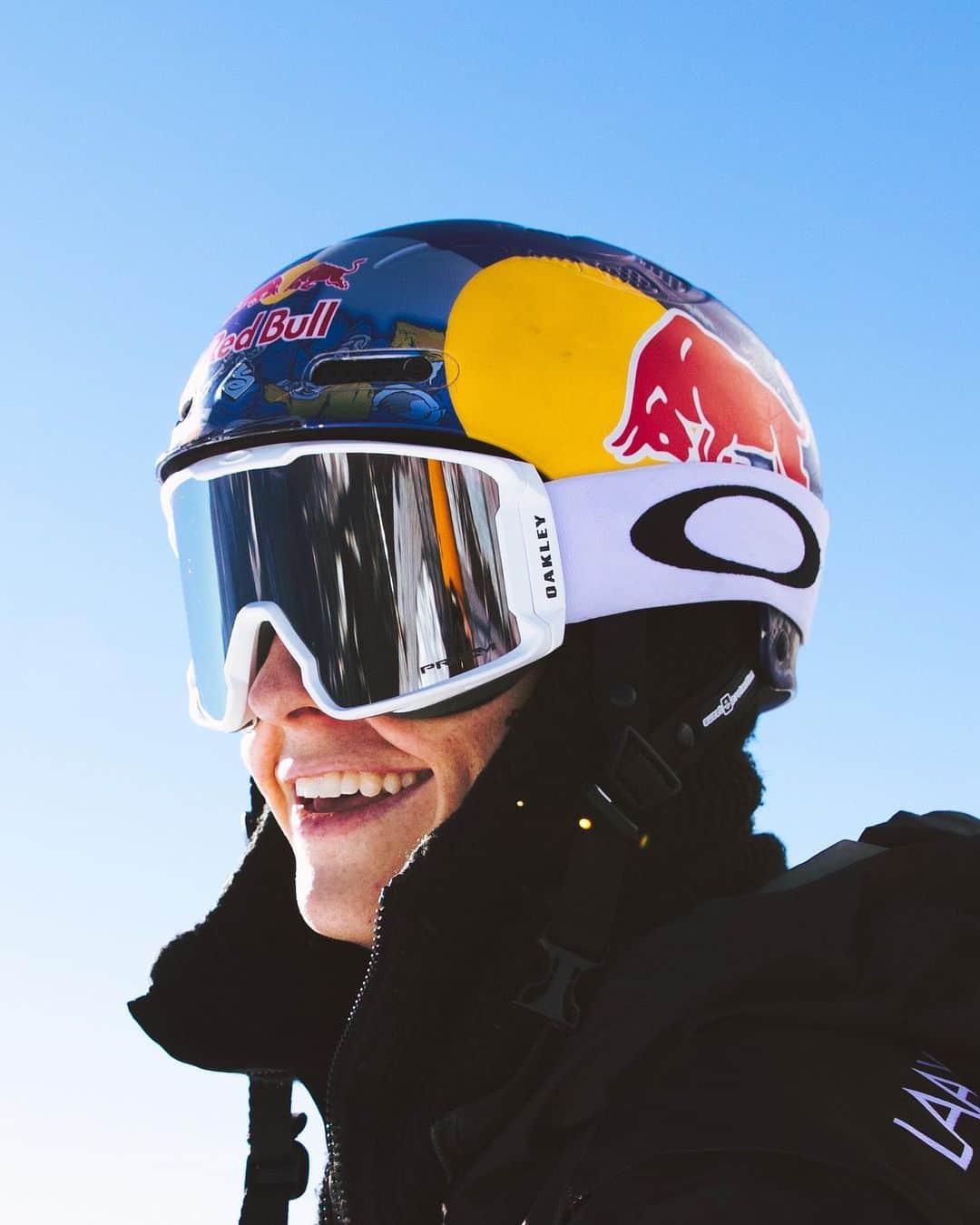 OAKLEYのインスタグラム：「Bluebird days. ❄️ @scottyjames31 #ForTheLoveOfSport」
