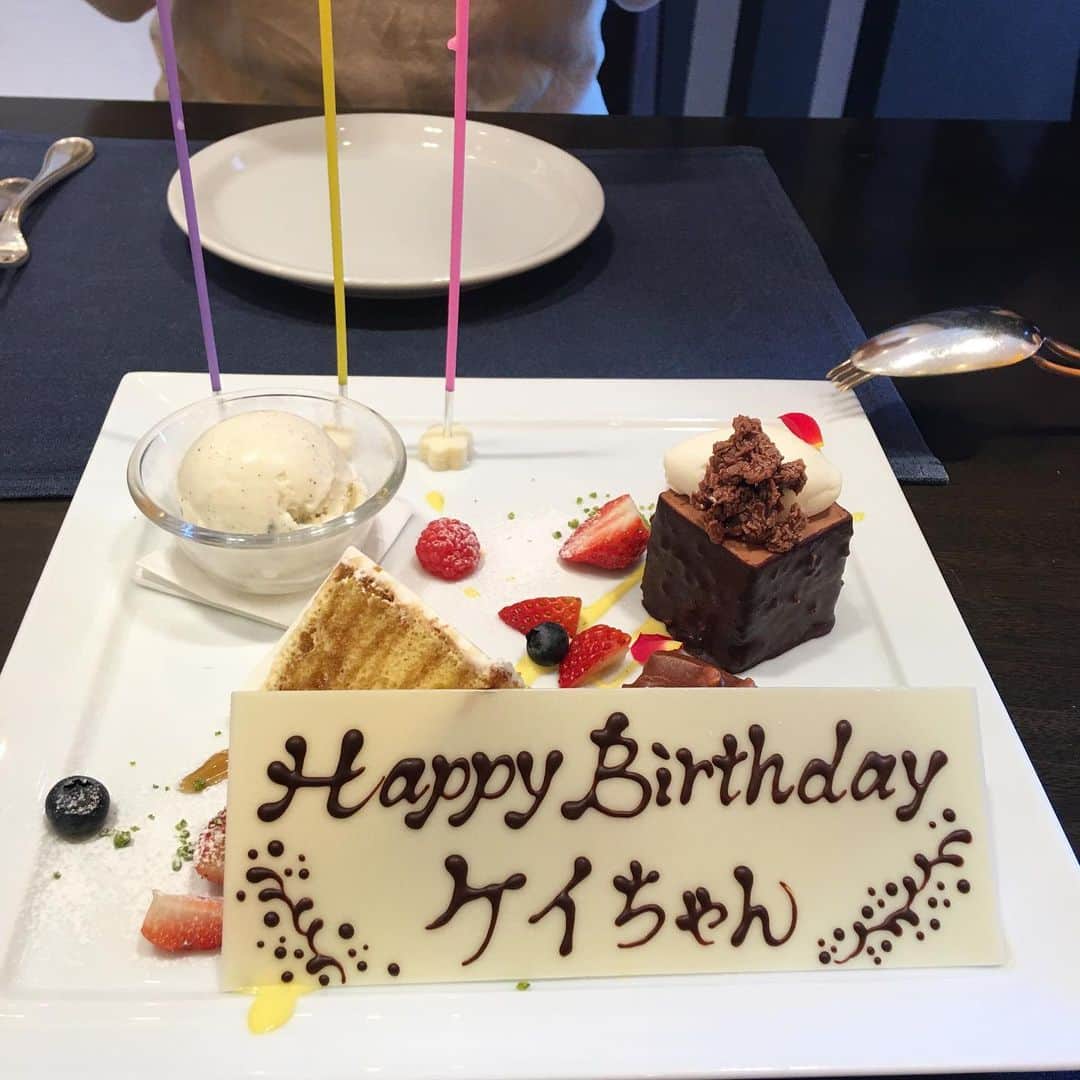 増山敬子のインスタグラム：「深夜に今晩わ🌙 深夜にケーキの投稿ですが。。😂 みーんちゃーん  ありがとう💗💗 大好きな @mga_min ©︎ 私の1つ上で、THE仕事ができる女子！で、いつも色んなことを学ばせてもらってる♡みんちゃんが持っていたユニオンジャックのバックが可愛くて、話しかけたことがきっかけでお友達になったのー💗懐かしいっー😚 #イルブリオ　 とっても美味しくて、楽しい時間を有難う御座いました😆🙏 幸せすぎました♡ * そしてみんちゃんの車に惚れて、免許ないくせに、あの車に乗りたいって思ってて仕方がない😂」