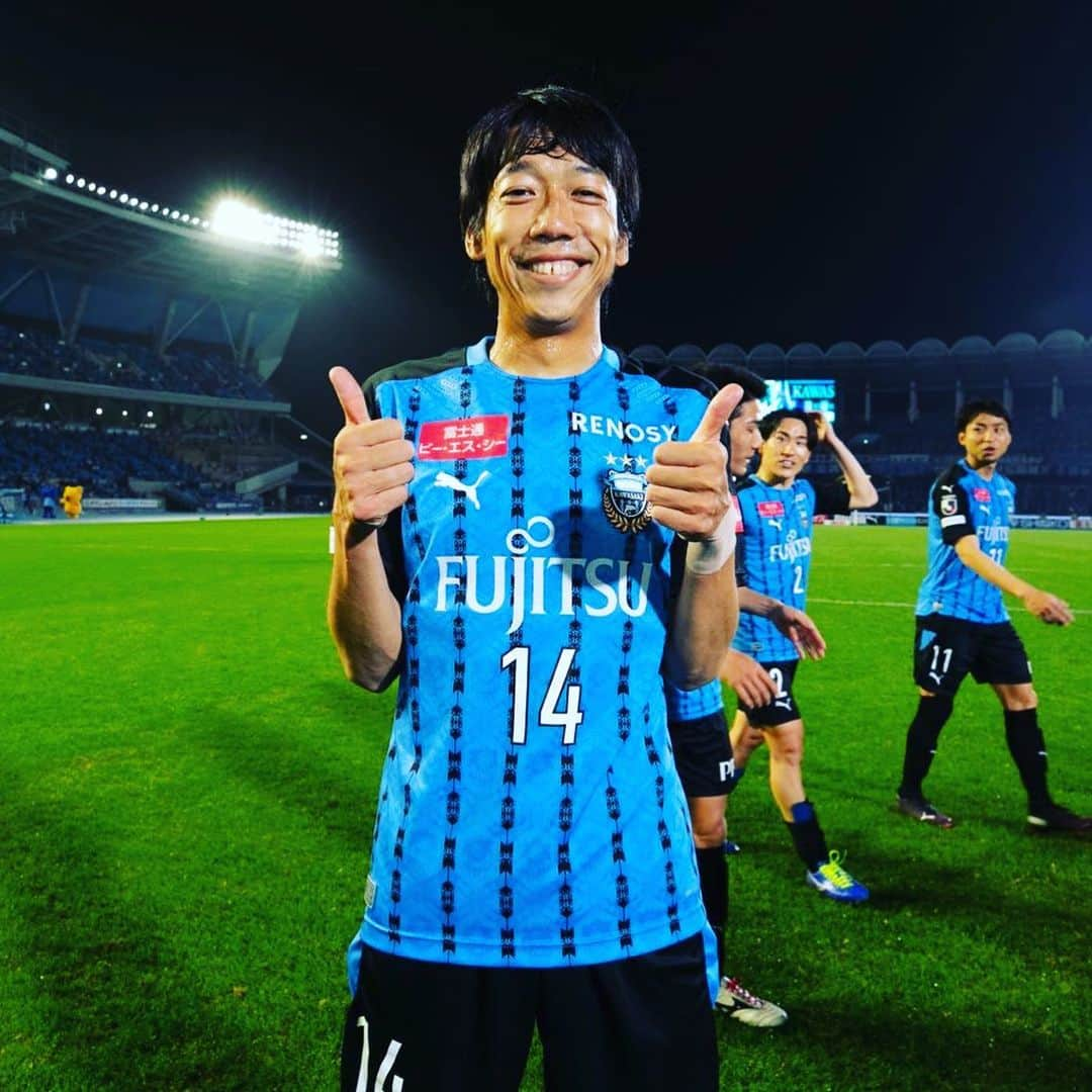 中村憲剛さんのインスタグラム写真 - (中村憲剛Instagram)「:﻿ 横浜FM戦﻿ ﻿ 今日も最高の応援ありがとうございました‼︎﻿ 等々力劇場来ましたね‼︎﻿ ﻿ 前半からテンポの早いタフな展開になりましたが、最後までみんなで一丸となって勝利を諦めずに戦い続けた気持ちが最後のジェジエウのゴールに繋がったと思います。﻿ 得点が入った瞬間の等々力の空気の爆発具合は本当に凄かった‼︎﻿ 「この瞬間を待ってた‼︎」というみんなの感情の爆発をピッチ上から感じることができて本当に嬉しかったです。﻿ ﻿ 正直な話、引退会見をしてからここ2試合未勝利だったことが自分の中でとても引っかかっていたので、今日みんなの頑張りで勝てたので心の底からホッとしています。﻿ ﻿ 次は中２日でアウェイになりますが、みんなで勝利目指して戦いましょう‼︎﻿ ﻿ ケンゴ﻿ ﻿ 横浜FMのみなさん、2005年に昇格してからここまで毎試合熱い戦いを本当にありがとうございました‼︎﻿ ACL頑張ってください‼︎﻿ 日本より応援しています‼︎」11月19日 1時00分 - kengo19801031