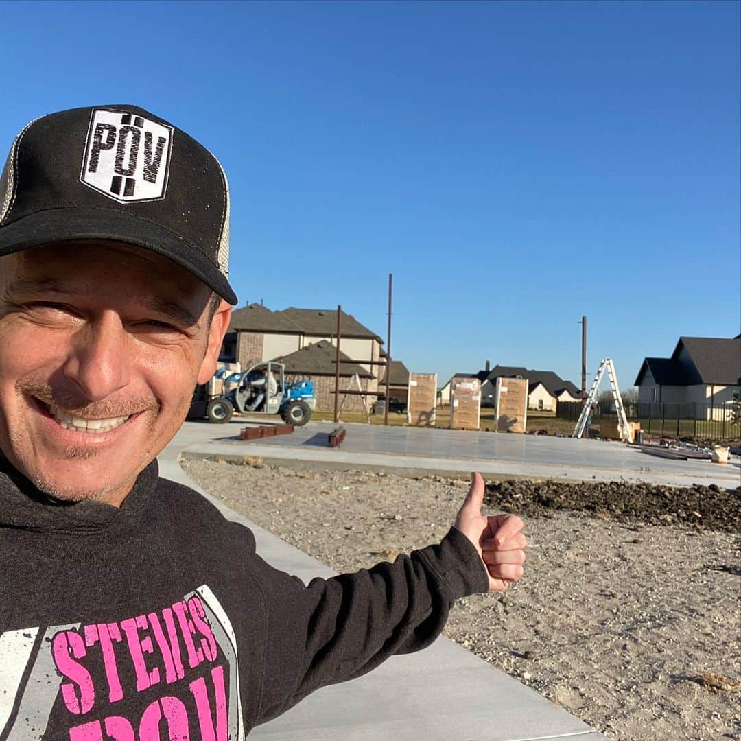 スティーブのインスタグラム：「Progress! Shop finally starting to go up. Can’t wait to see this thing framed out before the end of today!! 秘密基地工事やっと始まった👷‍♂️」