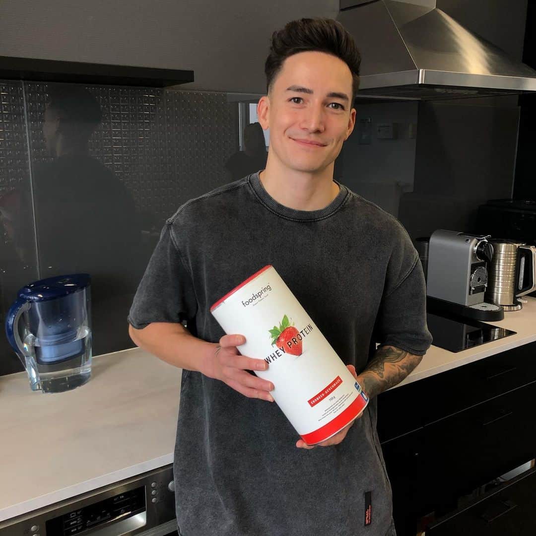マゼル・ニューエンのインスタグラム：「No training session would be complete for me without a Whey Protein Shake from @foodspring   Use "MarcelFSG" to get 15% off!  #foodspring #foodspringfamily #gymnastics #shake」