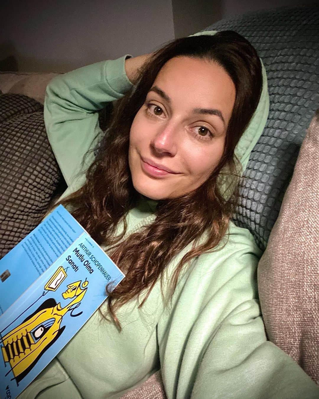 Sedef Avciのインスタグラム：「Sanki bir oyunun içindeyiz. Yenildikçe başa dönüyor ,bulamiyoruz çıkışı.Ya da birileri bulmamızı istemiyor.Yaşanan herşey bildiklerimizi unutturmaya başladı.Ezberimiz bozuldu.Bugün canim dostumu yeni umutları için İngiltere’ye uğurladım.Vedalaştık.Ama sarılamadık.En çok bu canımı acıtıyor son zamanlarda.Sevdiklerime sarılmayı özledim.Onların  da bana sarılmasını özledim.🧶 #covid_19 #hug #friends #miss」