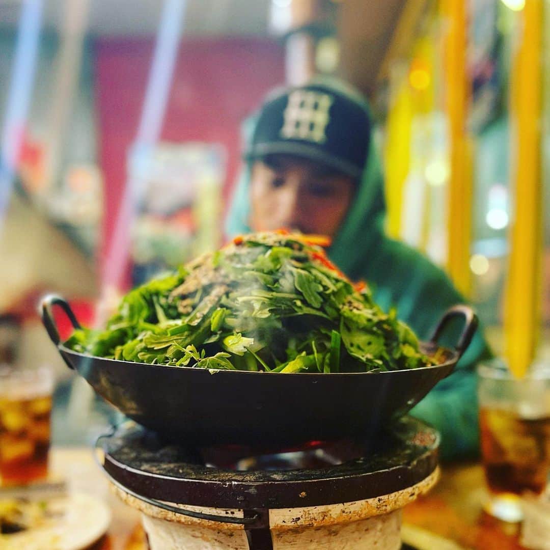 野替愁平のインスタグラム：「俺17歳。KEKKEくん19歳。 あれから17年経ってもMCとDJで変わらず、東京で一緒に音楽できてる今に感謝デス🙌✨ 21日は一回きりのオンラインライブ‼️道産子SOULで頑張りマフ‼️とりまリハ終わりにしばいたカムジャタン。  #すすきのからTOKYO #ロコトンテからTOKYO」
