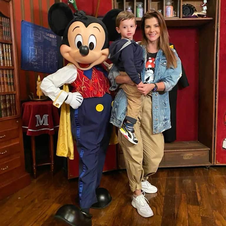 Carolina Cruz Osorioさんのインスタグラム写真 - (Carolina Cruz OsorioInstagram)「Feliz cumple a este ratón hermoso que tanto queremos y nos hace la vida más linda y especial, felices 92 años Mickey Mouse ❤️🥰 @disneyworld.latino #DisneyMomentosMágicos @cinecolorcol  La cara de Matías durante todo el viaje fue de ASOMBRO, de SORPRESA y ojalá nunca se te borre esa carita única que me hace tan feliz🙏🏼🐣👨‍👩‍👦‍👦🤰🏻🌈 nunca pierdas la capacidad de asombrarte por todo hijo lindo.」11月19日 0時57分 - carolinacruzosorio