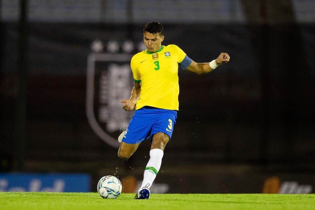 チアゴ・シルヴァのインスタグラム：「🇧🇷 Parabéns rapaziada pelo jogo de ontem 🟢🟡 @cbf_futebol juntos somos mais fortes! 🇬🇧 Congratulations on yesterday’s game 🟢🟡 @cbf_futebol together we are stronger!  • • • #OhhThiagoSilva #ThiagoSilva #SelecaoBrasileira #CBF #CBFFutebol #VerdeEAmarelo #DefensorCentral #FamiliaSilva #ChelseaFC #ChelseaFans #washyourhands #lavezvouslesmains #LaveAsMaos #StopCorona #CoronaOut #StopCovid #Montevideu #Uruguay #BrasilxUruguay」