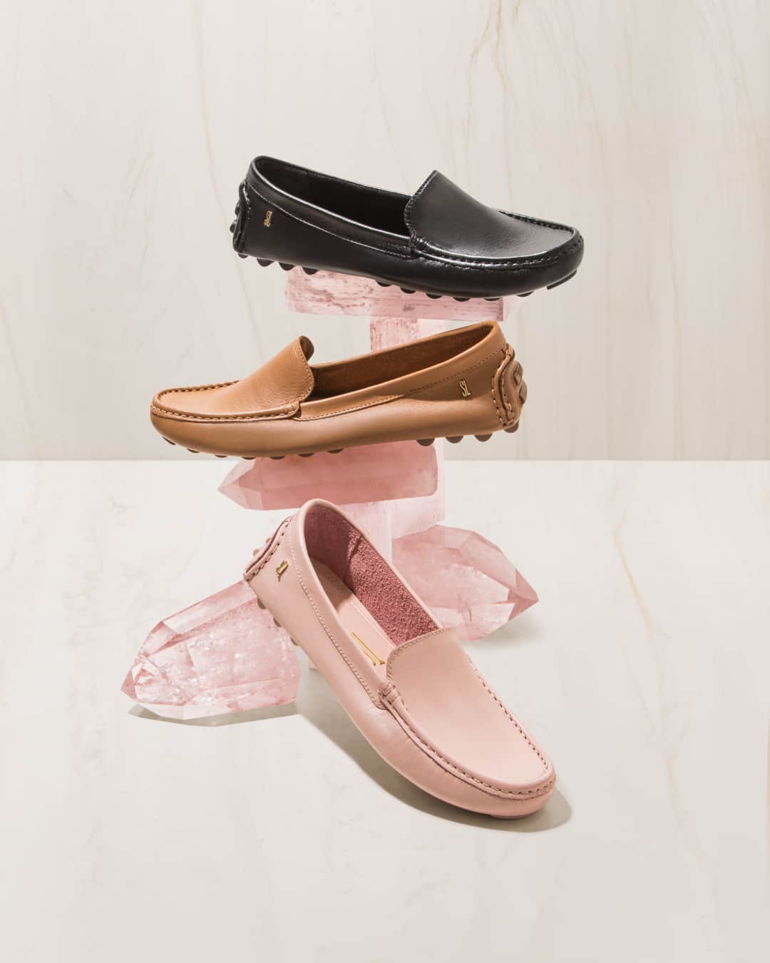 Santa Lollaのインスタグラム：「E o tradicional mocassim driver também marca presença por aqui, com seu confortável solado de borrachas que absorve o impacto e garante mais aderência ao chão. [ R$149,90 cada ] #santalollaverao21 #comfy #mocassim」