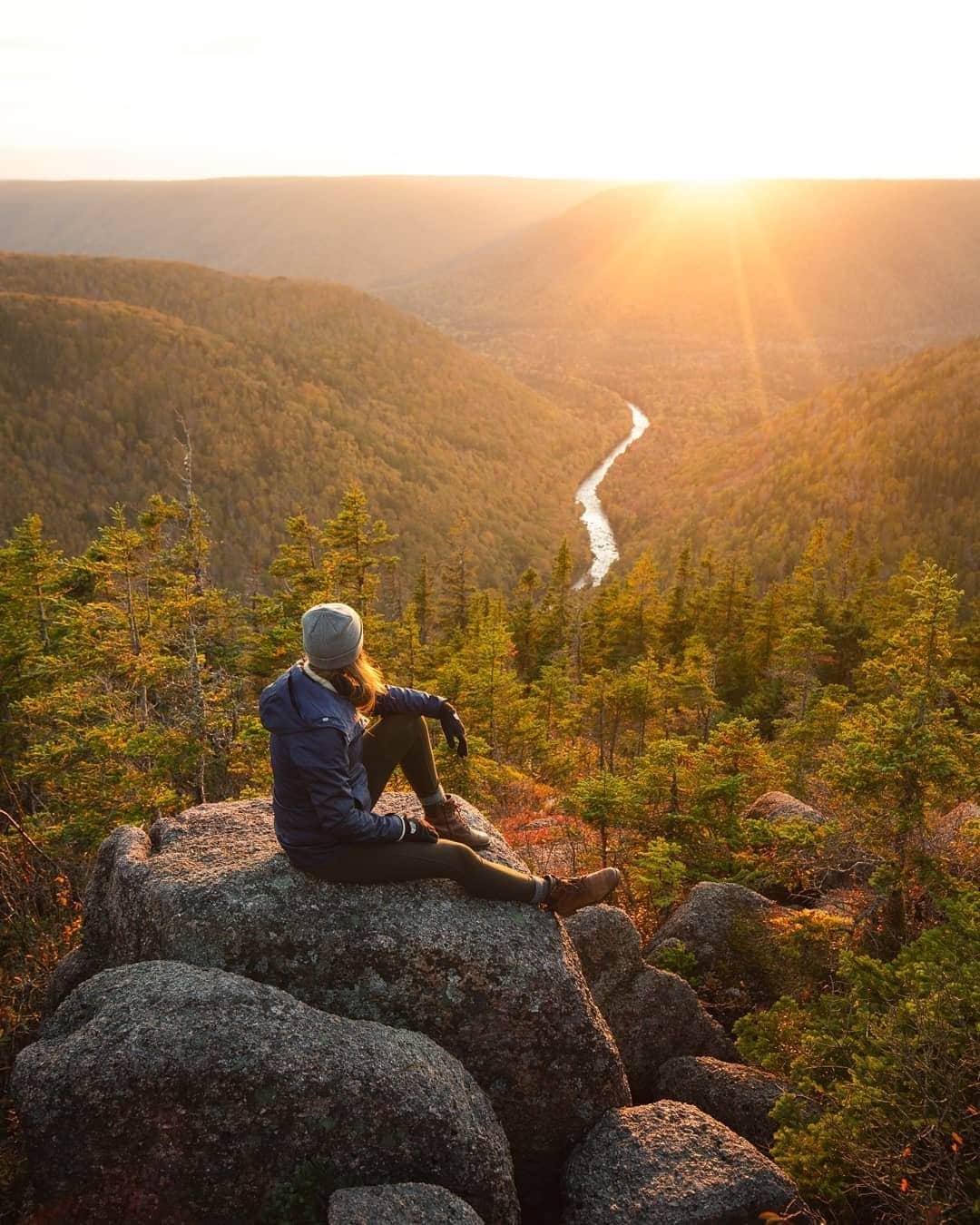 Explore Canadaのインスタグラム：「Dreamy hikes on sunny autumn days ☀️ ⁠ ⁠ Where’s your favourite place to hike in Nova Scotia? #ExploreCanada #CanadaNice⁠ ⁠ *Know before you go! Check the most up-to-date travel restrictions and border closures before planning your trip and if you're travelling in Canada, download the COVID Alert app to your mobile device.*⁠ ⁠ 📷: @juliaellenbaak⁠ 📍: @visitcapebretonisland, @visitnovascotia⁠ ⁠ #VisitCapeBreton #VisitNovaScotia⁠」