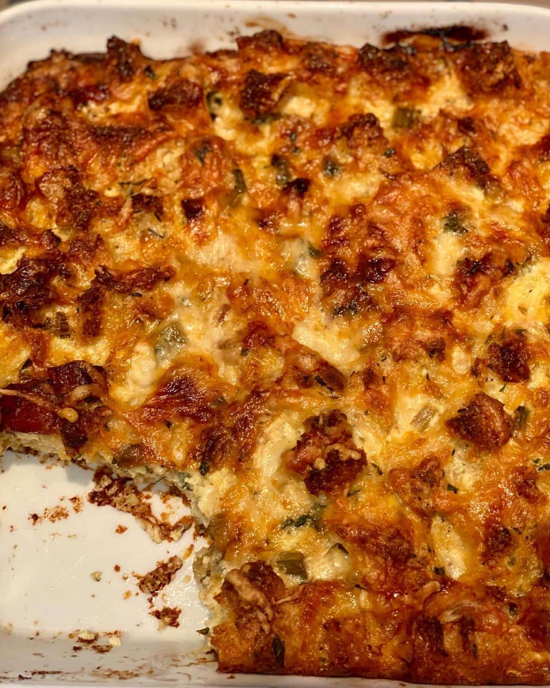 アイナ・ガーテンのインスタグラム：「For my Micro Thanksgiving this year (4 people!), I’m making my Herb & Apple Bread Pudding.  Instead of stuffing the turkey, which requires you to cook it for more time which can dry out a turkey, this savory bread pudding bakes separately but has all the flavor of traditional stuffing - creamy bread and vegetables on the bottom, with lots of crunchy, cheesy bits on top. That way, you’ll have the best “stuffing” and a delicious moist turkey in less time! And you can assemble it ahead of time and bake it just before serving!  Recipe link in profile. #microthanksgiving #cookingforjeffrey #staysafe」