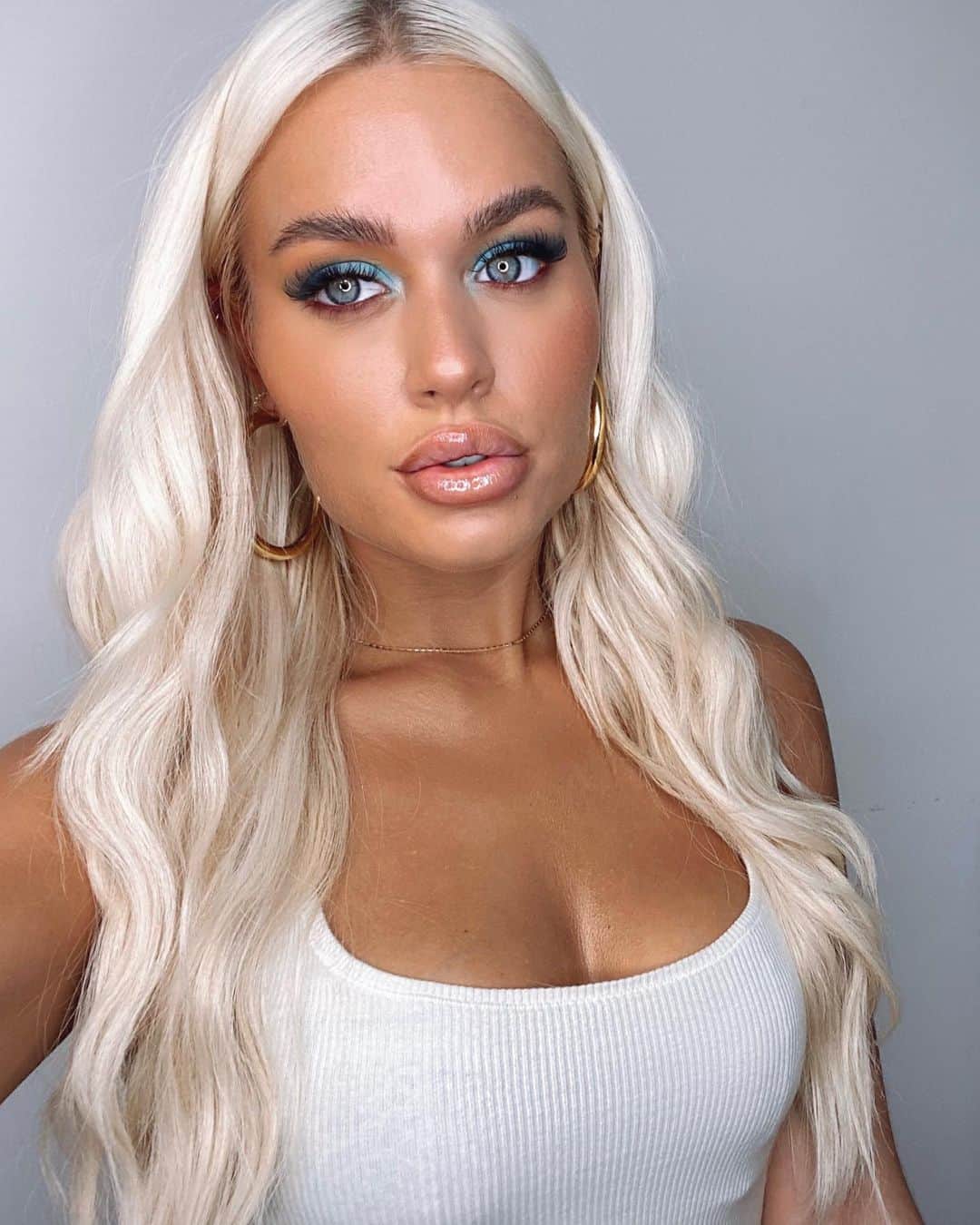 ロッティー・トムリンソンのインスタグラム：「showing you how I did this make up over on @tanologisttan tonight at 6 💙」