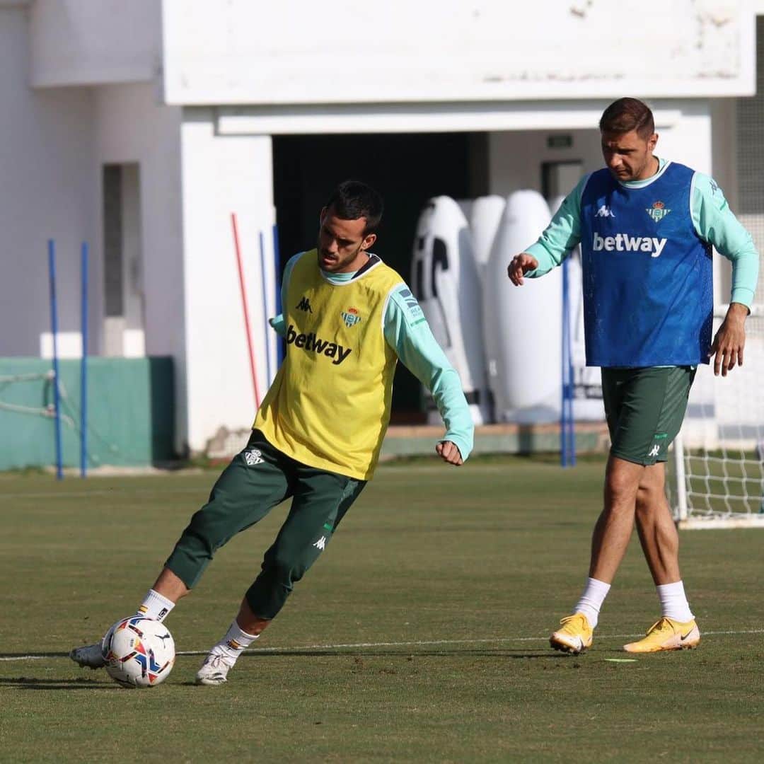 のインスタグラム：「Seguimos mejorando bajo la supervisión del capi 💥 @joaquinarte @realbetisbalompie 7️⃣💚」