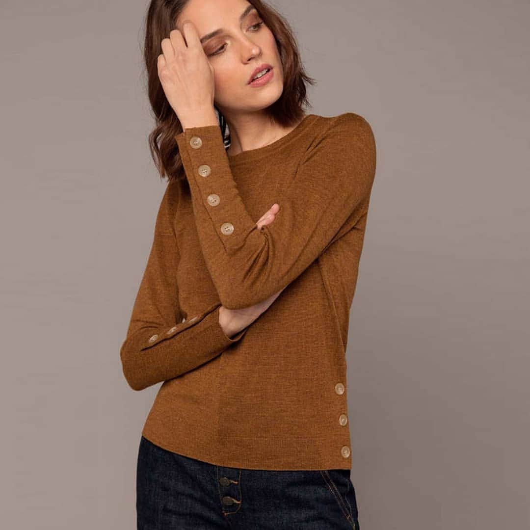ベンシモンのインスタグラム：「Comfy-confi 💭 Le saviez-vous ? 🤫 En laine 100% mérinos, nos pulls sont tout doux, résistants et durables. Alors pas d'excuse, on file se lover dans nos petits pulls douillets !   Et pour un look vraiment ultra-confortable on craque pour nos pantalons fluides en viscose. Dans la team Bensimon nos pantalons Bou sont vite devenus nos petits chouchous du télétravail : une taille élastiquée pour plus de confort, une matière légère, et une coupe droite qui ne serre pas... Ils passent même le test du Zoom de 10h avec succès ! 💻  Et puis pour rester stylées et se donner un air concentrées jusqu'au bout des ongles, on attrape une tasse à café Kyork à proximité. En céramique, on adore notre nouvelle vaisselle et ses jolis motifs texturés volontairement irréguliers qui laissent place au travail de la main. ☕️  Alors, qui a dit qu'on ne pouvait pas être #confinéemaisstylée ? #bensimon #mode #fashion #confinement」
