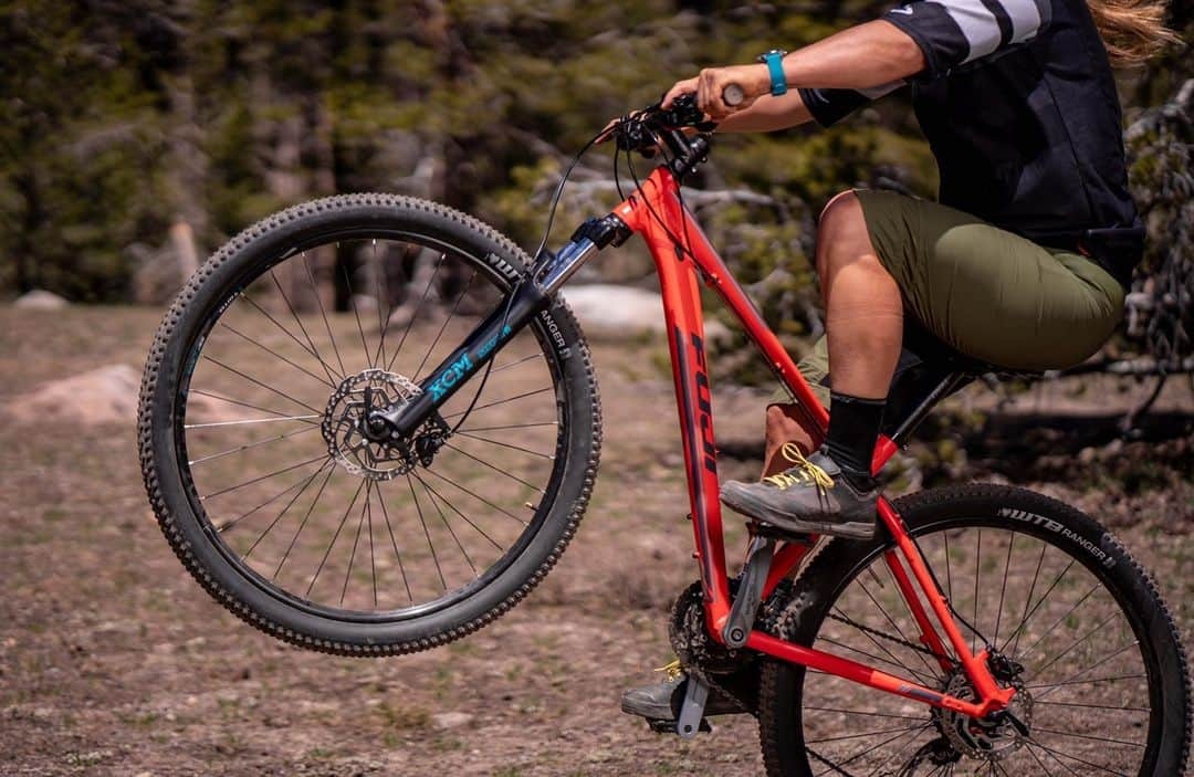 Fuji Bikesさんのインスタグラム写真 - (Fuji BikesInstagram)「Wheelie Wednesday! Tag us in your wheelie pics! #bicycle #wheelie #bicycles #bicycletouring」11月19日 1時14分 - fujibikes