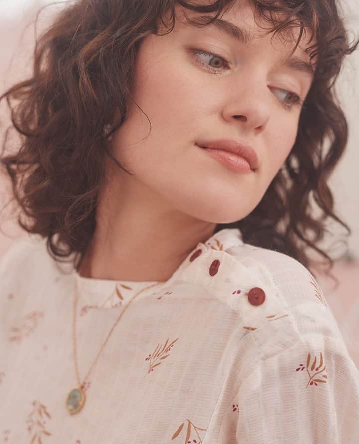 のインスタグラム：「Eléonie … Une blouse à l'épaule boutonnée, au motif "Twig" qui dessine de jolies branchettes & ses baies…⁠ ⁠ #despetitshauts #despetitshautsaddict #despetitsmoments #lavagabonde #imprimé #print #lavieenplusjoliedepuis20ans #lavieenplusjolie」