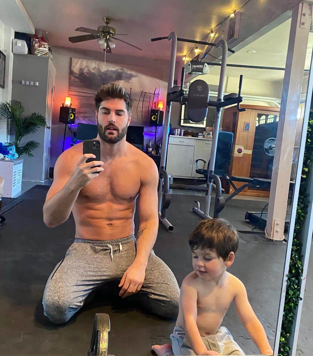ニック・ベイトマンのインスタグラム：「Birthday workout with my boy 🎂」