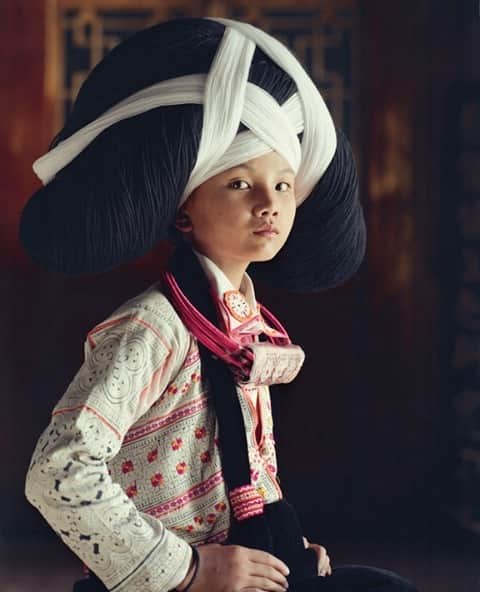 TED Talksのインスタグラム：「The Longhorn Miao are one of the few minority groups in China's mountainous Guizhou province who still follow their traditional customs, like wearing these intricate headpieces during spiritual rituals. Originally, they were constructed from their ancestors' hair, but most today are made with wool that's been woven around horn-shaped wooden combs — a tribute to the oxen and water buffalo that are crucial to Miao life. Photographer Jimmy Nelson (@jimmy.nelson.official) has spent years traveling the world to meet and photograph Indigenous peoples in some of the most remote places on earth. His goal: To document the beauty and diversity of cultures and customs that are in danger of vanishing. “The idea is that the whole world can get access to what’s going on behind the pictures, see who these people really are and dispel myths about them,” Nelson says. “I want to show you the soul of these people." Visit the link in our bio to see more portraits of Indigenous peoples in their traditional attire and learn more about their cultures.⁠ ⁠ [Image: @jimmy.nelson.official]」