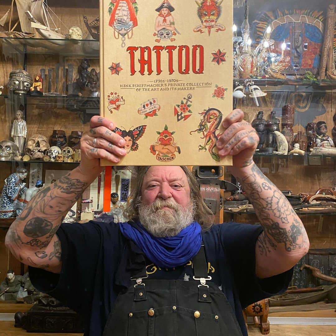 アムステルダム・タトゥー・ミュージアムのインスタグラム：「My life’s work! after 7 intense years and many ups and downs it’s finally here. 25 years after the release of 1000 tattoos. The then called tattoo ‘bible’, I now proudly present you, the new testament. Pre-order on the @taschen website! Thank you Taschen, Noel Daniel, Benedikt Taschen.」