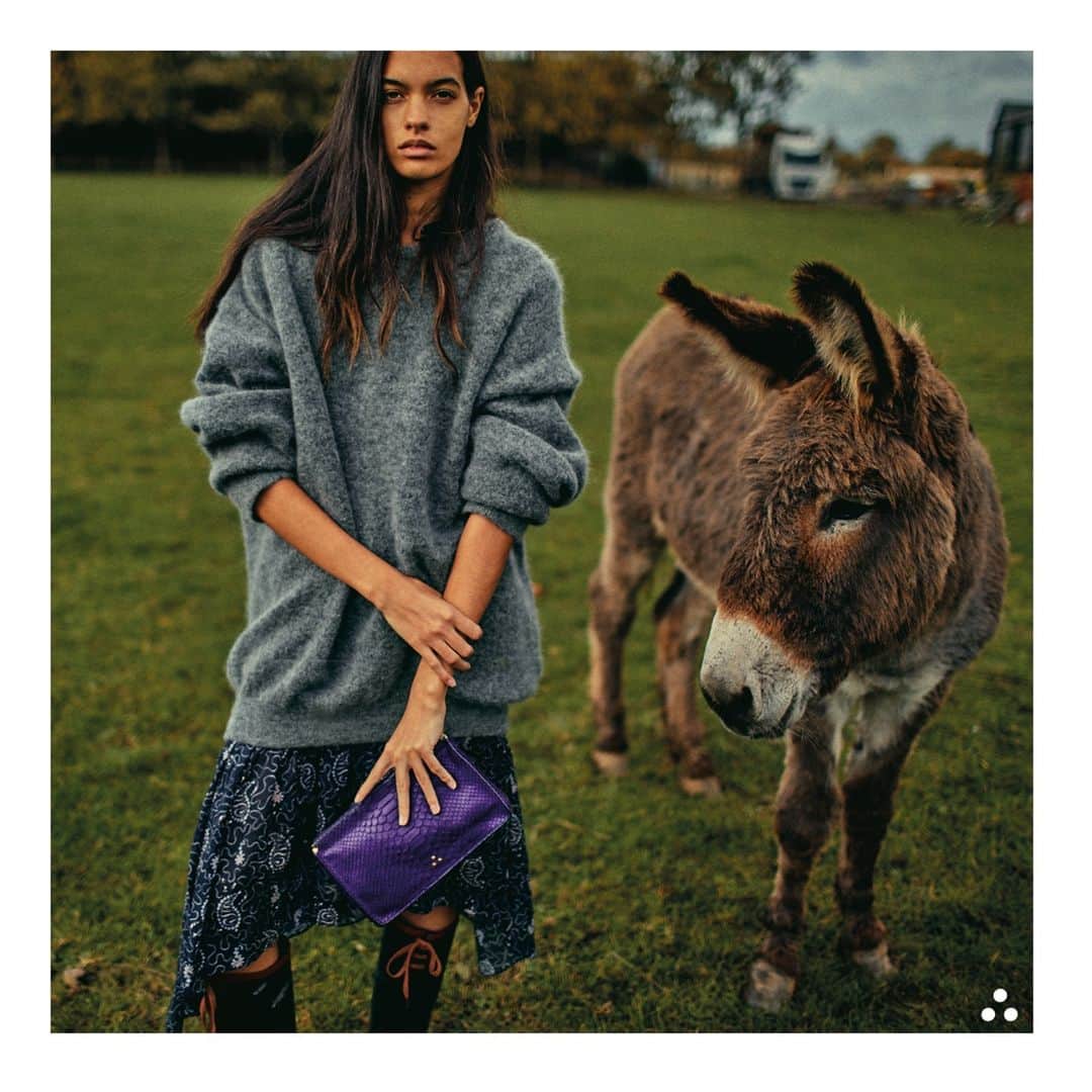 のインスタグラム：「Escape to the countryside with #JeromeDreyfussClicClac . . Art Direction & Photo @germainchauveau Style @claire_dhelens Model @imnotgrace #jeromedreyfuss #clicclac #rootsdeluxe #aw20」